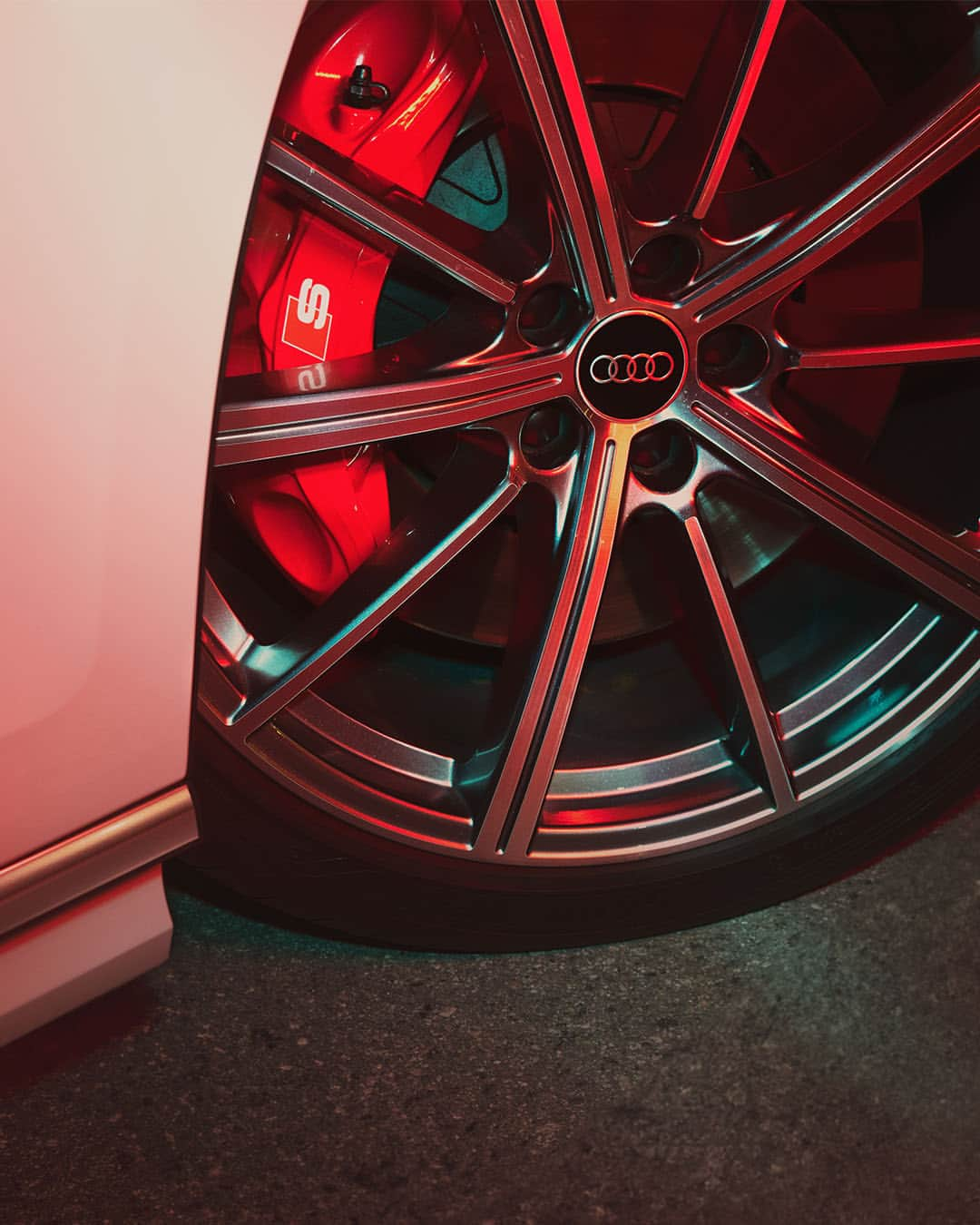 Audiさんのインスタグラム写真 - (AudiInstagram)「From red lights to redlines, take the power of performance for a spin.⁣ ⁣ #Audi #AudiS8⁣ ⁣」8月25日 1時00分 - audi