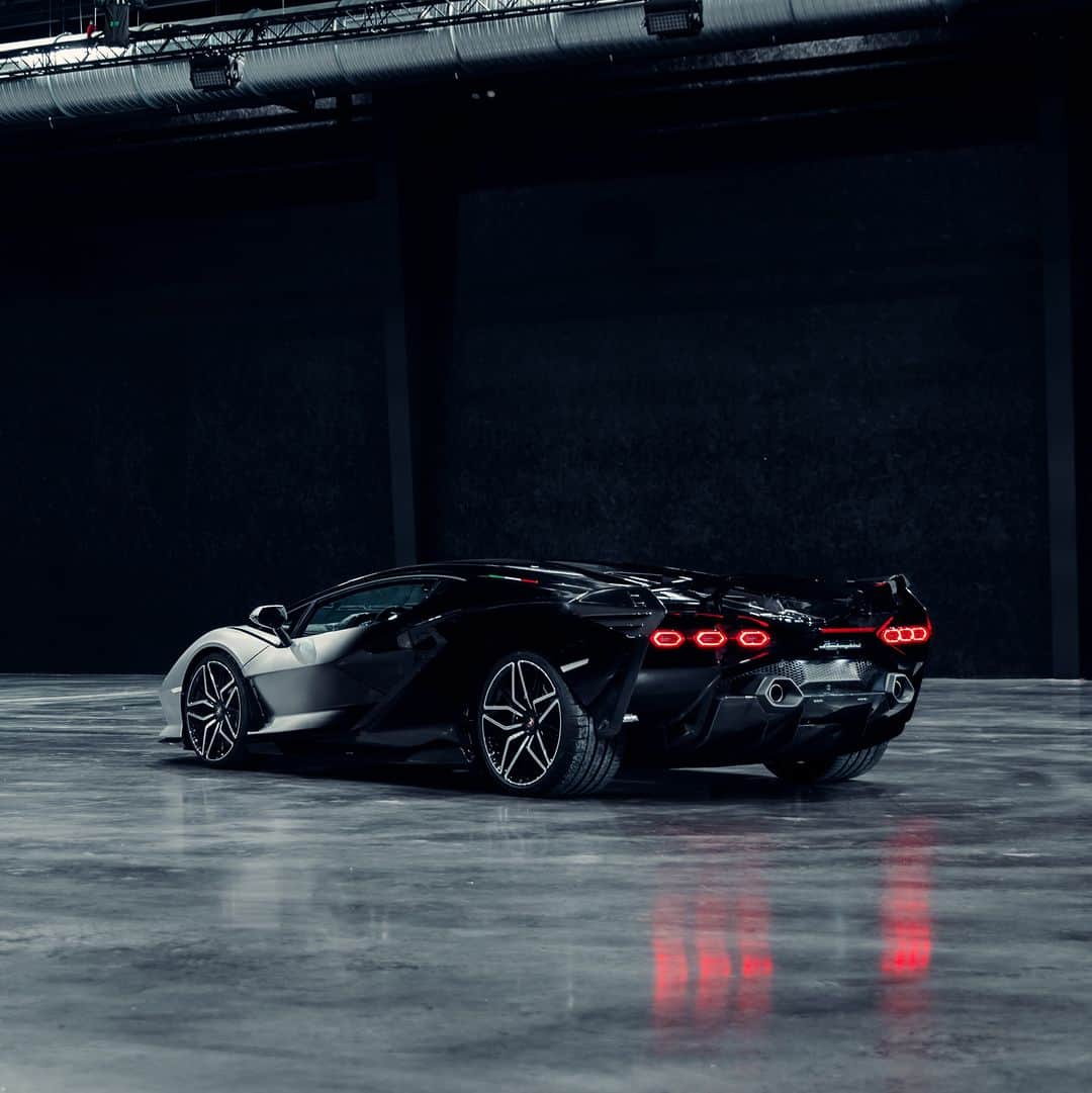 ランボルギーニさんのインスタグラム写真 - (ランボルギーニInstagram)「Black and white, but the palette of sensations Sián FKP 37 gives is limitless.  #Lamborghini #Sian #AheadOfItsTime  __ Sián FKP 37: fuel consumption combined 19.2 l/100km; CO2-emissions combined 447 g/km (WLTP EU27)」8月25日 1時00分 - lamborghini