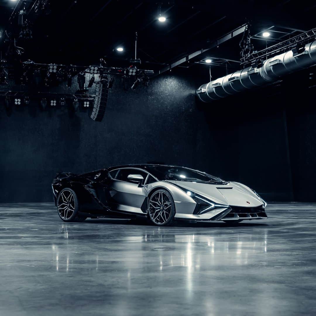 ランボルギーニのインスタグラム：「Black and white, but the palette of sensations Sián FKP 37 gives is limitless.  #Lamborghini #Sian #AheadOfItsTime  __ Sián FKP 37: fuel consumption combined 19.2 l/100km; CO2-emissions combined 447 g/km (WLTP EU27)」