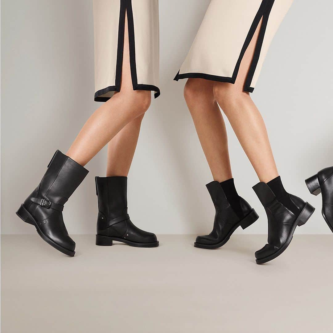 スチュアートワイツマンさんのインスタグラム写真 - (スチュアートワイツマンInstagram)「Your perfect little black boots await: Our new Little Black Boots Capsule features a heel height, toe shape and material for any look. Pictured here: Our new MAVERICK PULL-ON BOOTIE, the modern moto boot, and our new 5050 BOLD BOOTIE, the ultimate everyday ankle boot. Explore the Little Black Boots Capsule on stuartweitzman.com to find your favorite.​  ​  #StuartWeitzman #MAVERICK #5050​」8月25日 1時00分 - stuartweitzman