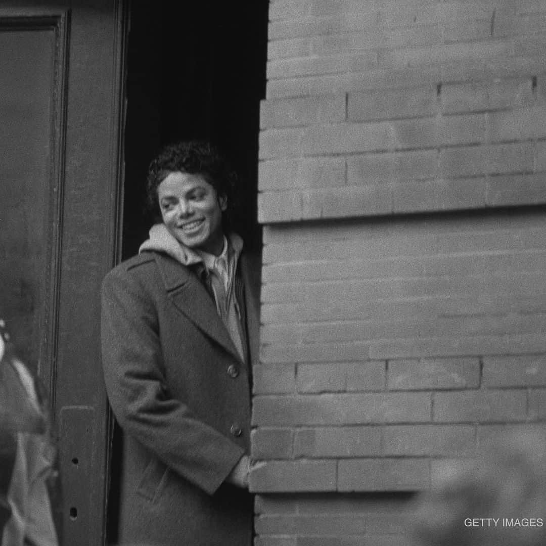 マイケル・ジャクソンのインスタグラム：「In 1987, an interviewer from Ebony / Jet Magazine told Michael that “Man In The Mirror” was his favorite song from the “Bad” album and Michael remarked: “It is my philosophy too. If you want to make the world a better place, take a look at yourself and then make a change. People don’t take a look at themselves honestly. It’s always the other guy’s fault or something. But you should change yourself.”」