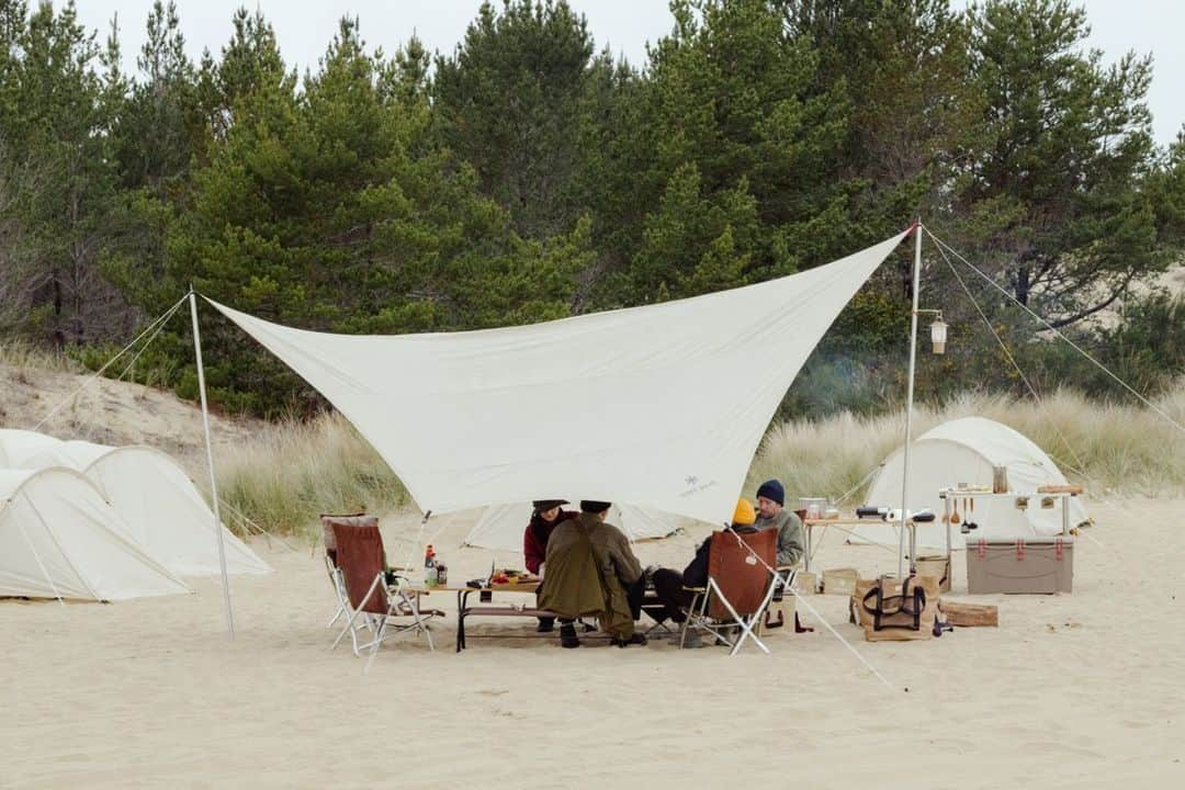 Snow Peak USAのインスタグラム：「Savoring simple moments at the campsite. Our End of Summer Gear Sale starts now! Don't miss 25% off select items, including the Takibi Tarp Hexa Set M.   #snowpeakusa #noasobi #camping #outdoorgear @southernoregoncoast」