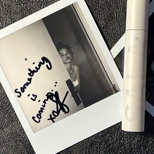 シャニーナ・シャイクのインスタグラム：「Welcome to Sala! Where clean beauty and community meet. Introducing the ultimate mascara that’s all about bringing back the iconic 90’s fierce confidence. We are so excited to announce Sala mascara will be launching September. We can't wait to share it with you 🖤」