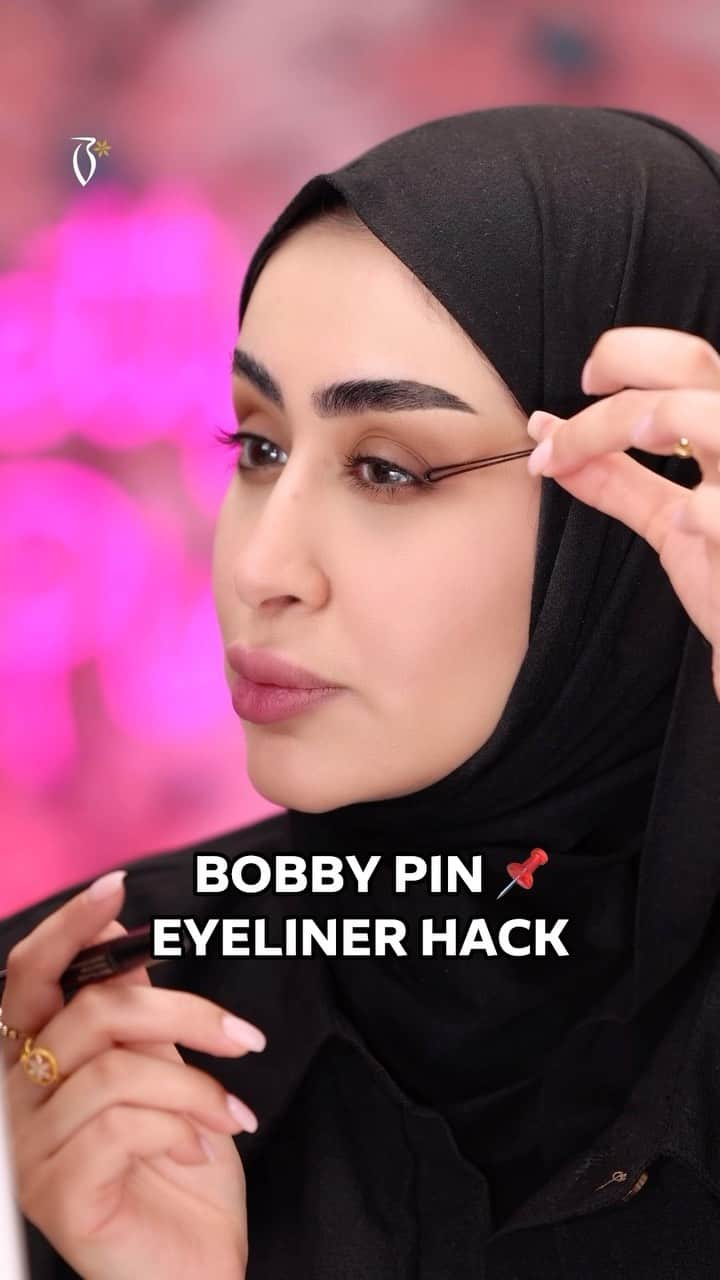 Makegirlzのインスタグラム：「حيلة دبوس الشعر بتسهل عليكم رسم الآيلاينر 📌  Bobbi pin eyeliner hack 📌  Talented @noura_almansorii 😍  #boutiqaat #makeup #بوتكيات」