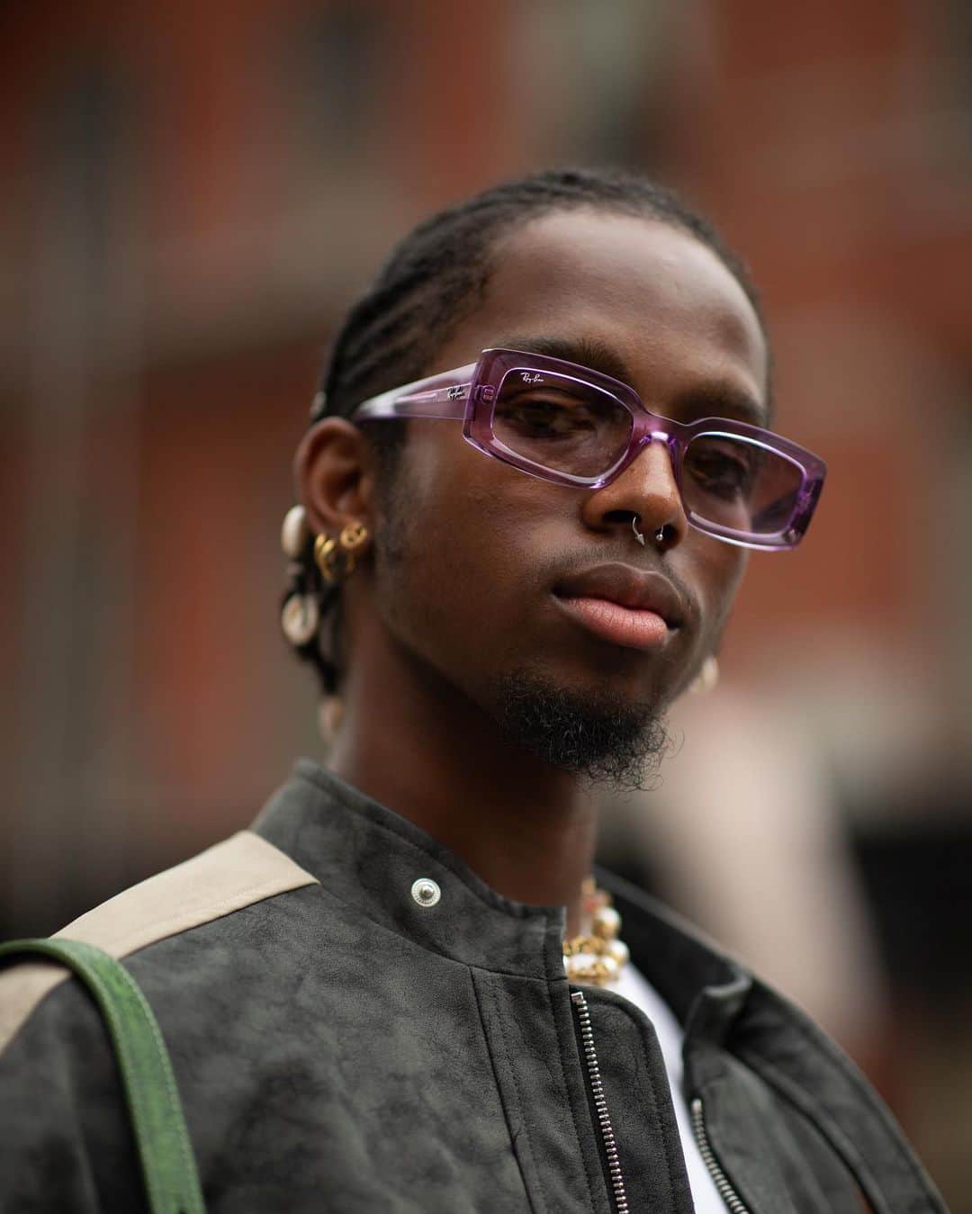 レイバンのインスタグラム：「Chasing the city lights with an unmatched attitude. New York's style icon @knawtkai embodies it with the staple for this summer, Ray-Ban Kiliane.」