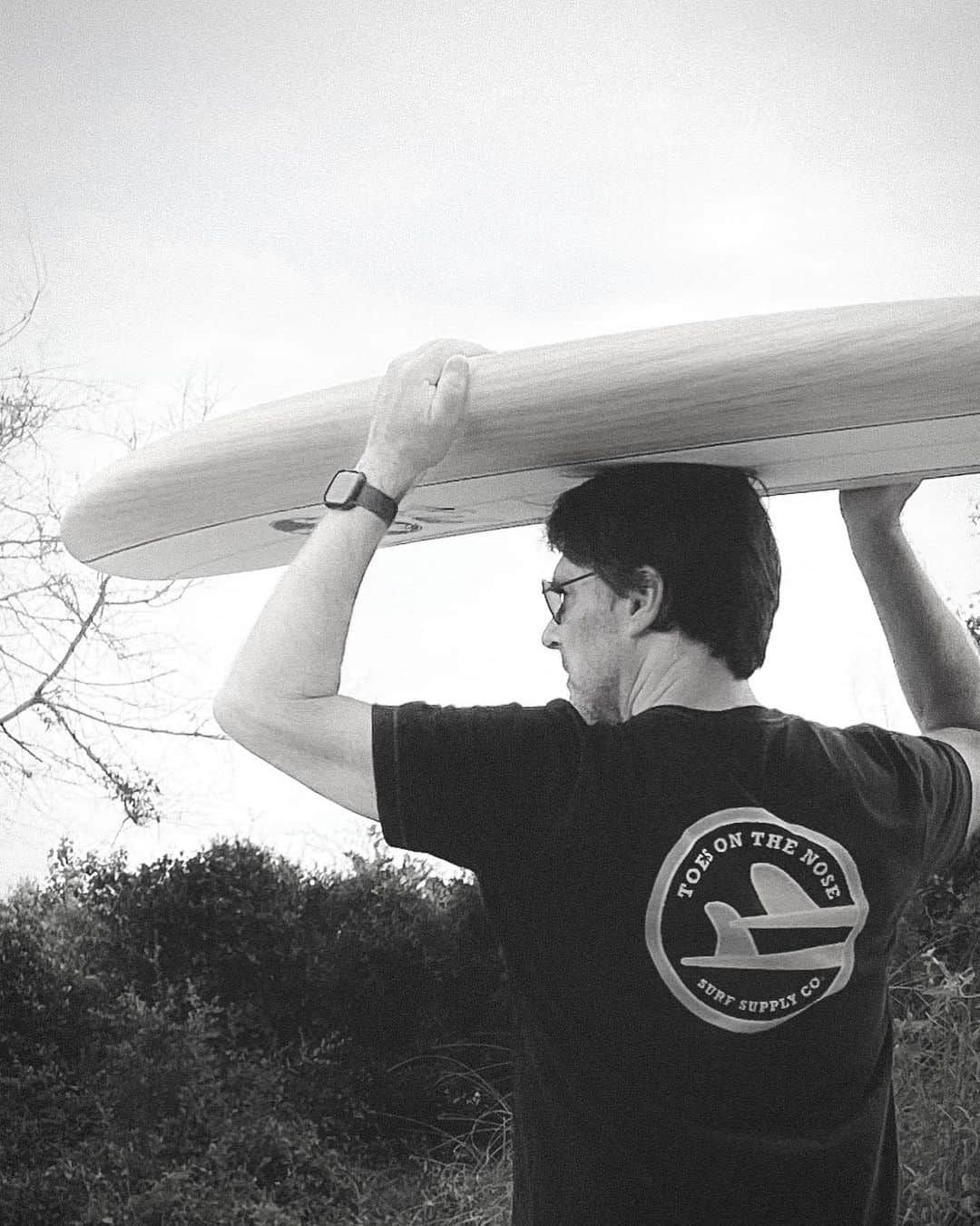 トーマス・ギブソンのインスタグラム：「still on strike, but channeling The Great Kanaka 😂THANK YOU @toesonthenose 🌊 Use TG15 to save some dough 🏄‍♂️ #sagaftrastrong  #psychobeachparty」