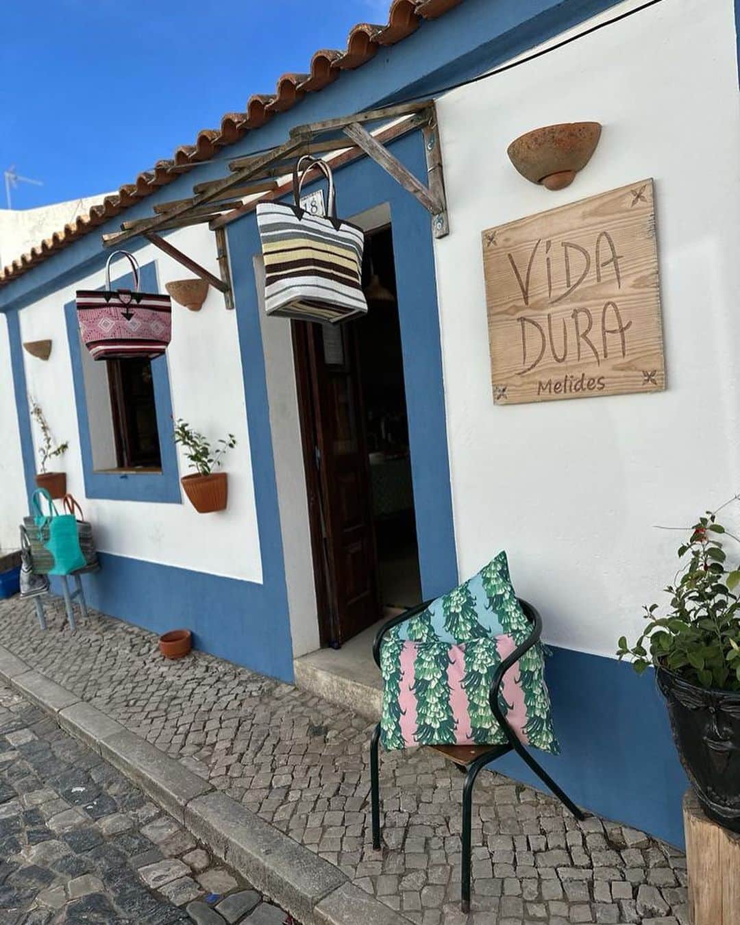 ジャネット・ジャクソンさんのインスタグラム写真 - (ジャネット・ジャクソンInstagram)「The village of Melides in Portugal is so charming… the shops, the architecture, the people… we loved it. Swipe to see a few more photos including one of Rui who owns a wonderful shop named Vida Dura that sells beautiful hand painted home decor and gorgeous flowers 🙌💐」8月25日 1時30分 - janetjackson