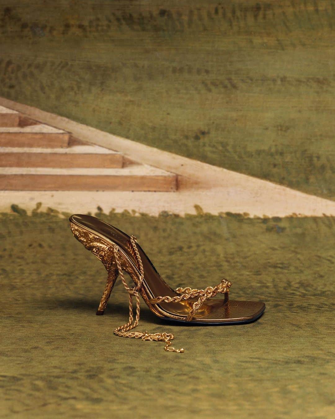 サルヴァトーレ・フェラガモのインスタグラム：「Invented in Florence in 1956, reinvented in Florence in 2023.  For #FerragamoFW23 @_maximiliandavis_ re-imagines the 18-karat gold sandal originally created by Salvatore Ferragamo together with Ponte Vecchio goldsmiths in 1956.  Details of Francesco Granacci, 1515 ca., tempera on wood. By permission of the Ministry of Culture – Gallerie degli Uffizi. Discover more at the link in bio. Campaign Concept and Creative Direction @ferdinandoverderi Lensed by @tylersphotos」