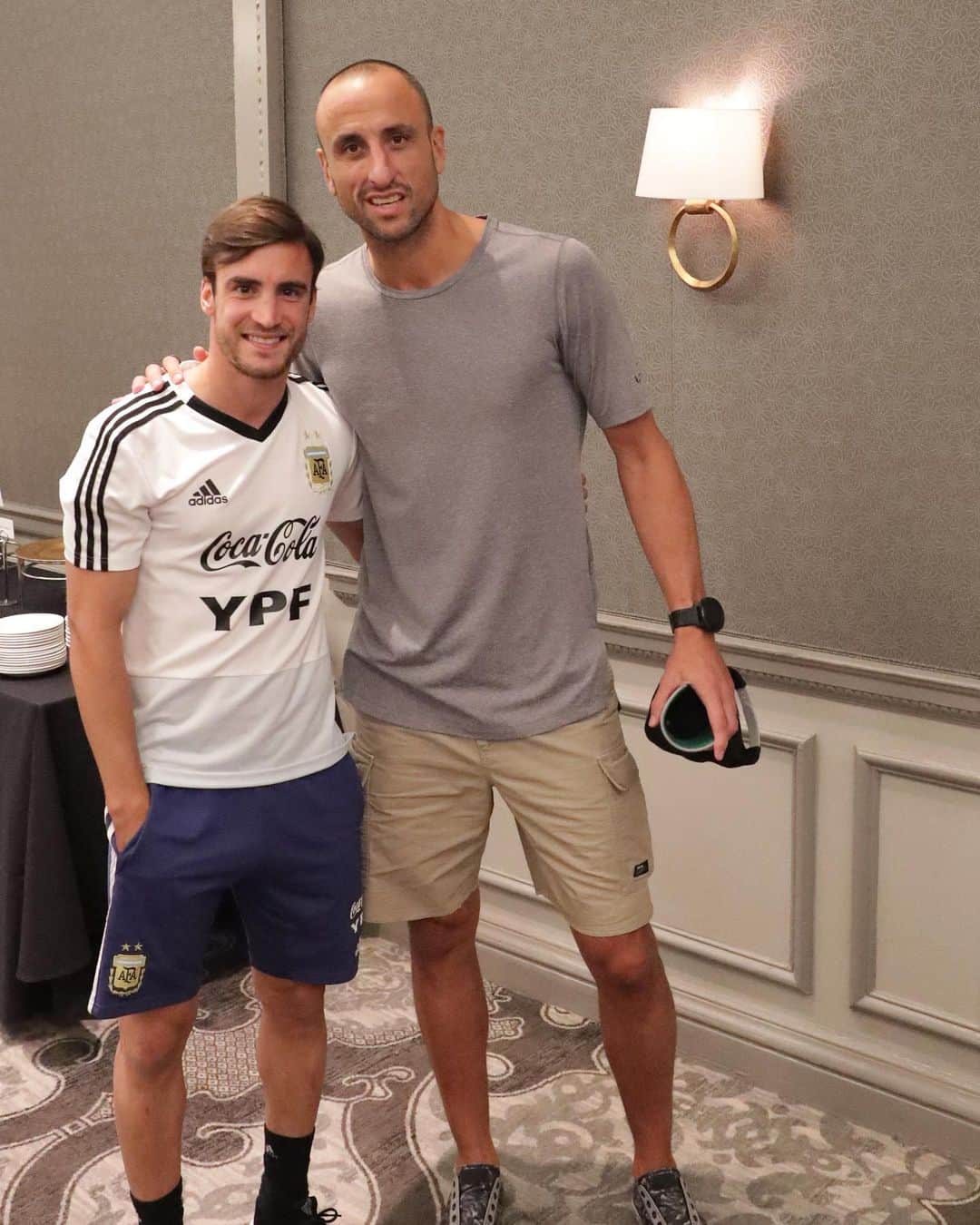 ニコラス・タグリアフィコのインスタグラム：「#TBT con un fan 😂 @manuginobili」