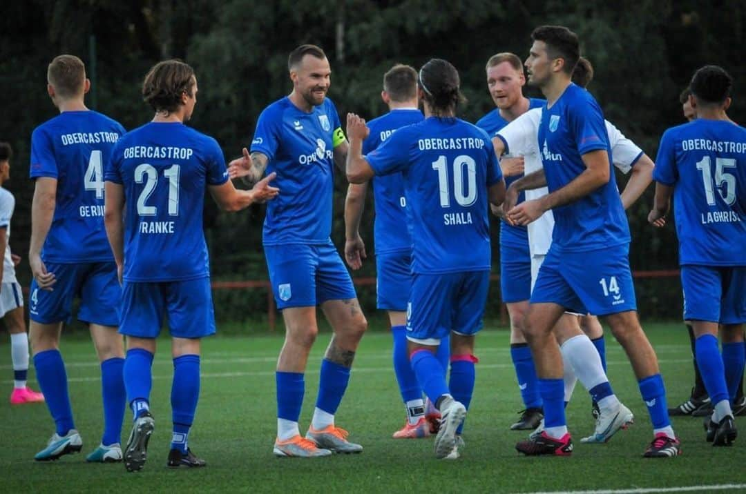 ケヴィン・グロスクロイツのインスタグラム：「Ich bin stolz dieses Team auf dem Platz führen zu dürfen 💯 Ihr macht das klasse, Männer 💪🏻 Sonntag kann ich leider nicht spielen, aber ihr werdet das schon richten und ich werde von außen alles geben 👊🏻 Super Zusammenhalt, klasse Fußballer und ganz viel Spaß macht dieses Team 💪🏻👊🏻 #esgehtimmerweiter #nieausruhen #hungrigbleiben #fische #isso」