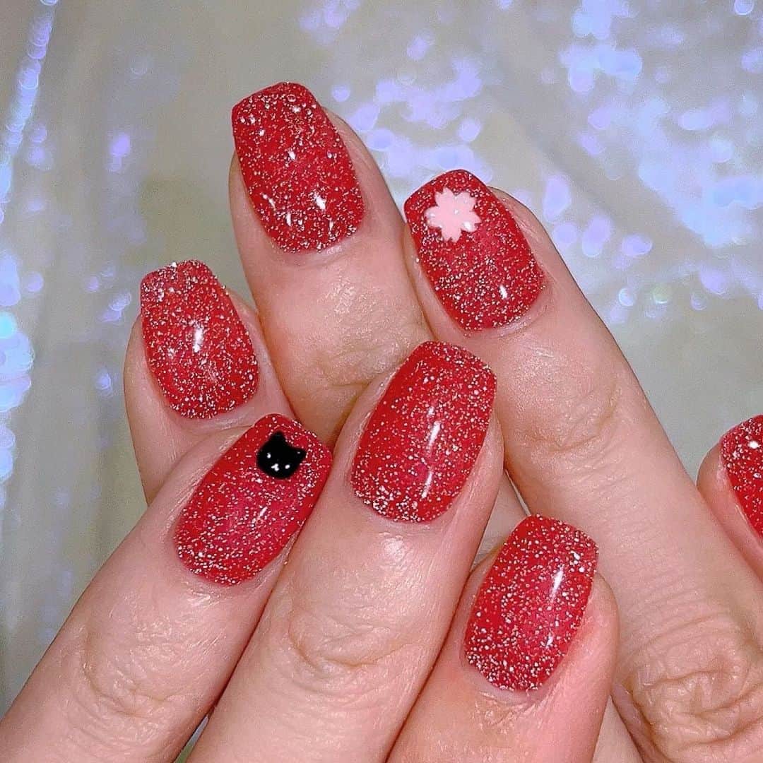 なかやまちえこのインスタグラム：「Flash glitter!⠀ ⠀ #youtube ライブのアーカイブあります⠀  久々に違う色のマイネイルにします❤️ https://youtube.com/live/zcU6WVFxx30?feature=share⠀ ⠀ @pregel.jp @kimacat_betty ⠀ 配信は @aby_sharenail から。⠀ Wi-Fiありますので、サロンご利用の際はお使いくださいませ。⠀ ⠀ #nail #nails #nailart #ネイル #美甲 #ネイルアート  #japanesenailart #manucure #japanesenails #manicurist #gelnails #أظافر #네일아트 #미용  #เพ้นท์เล็บ #artedeuñas #เพ้นท์เล็บเจล #ジェルネイルデザイン #ネイルデザイン #nagelkunst #グリッターネイル #ラメネイル #glitternails #フラッシュネイル #flashnails」