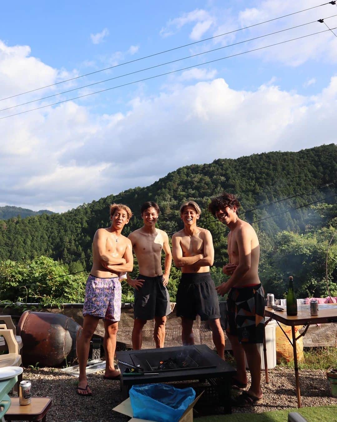 柏木陽介のインスタグラム：「夏の思い出in美濃市の古民家。  庄司家、藤岡家、生地での一泊古民家の旅。  ロケーション最高やったな。  川遊びも楽しかった。  岐阜の自然を存分に堪能したオフをちょいと前に過ごしました。  また色々遊んだので、それもまた載せますね。  さあ明日はホームで三連勝を全員の力で勝ち取りましょう。  #美濃市#古民家#バーベキュー#川遊び#岐阜#最高#生地の顔#うざめ」