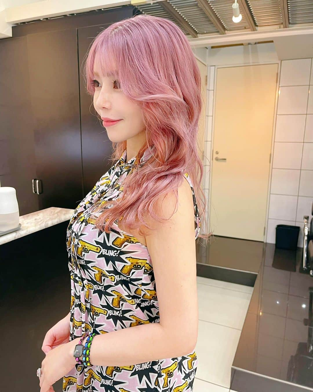 住谷杏奈さんのインスタグラム写真 - (住谷杏奈Instagram)「･ pink hair🎀💕💓💗 ･ またまた髪色変えました🧝‍♀️ ･ ･ かるーくブリーチしてから 薄めピンクをいれてもらいました😊 ･ パンちゃんも同じような色になりました✨ ･ ･ しばらくはこの色を楽しみたいと思います🥰 ･ ･  #久々の#社会への反発ヘア #shachu#haircolor#hairsalon#color #shibuya#newhaircolor#美容院#blondehair  #ハイトーン#ハイトーンカラー#デザインカラー #hairstyle#selfie#me#ブリーチ #colortreatment#pinkhair #bleach#ニュアンスカラー」8月25日 7時07分 - annasumitani