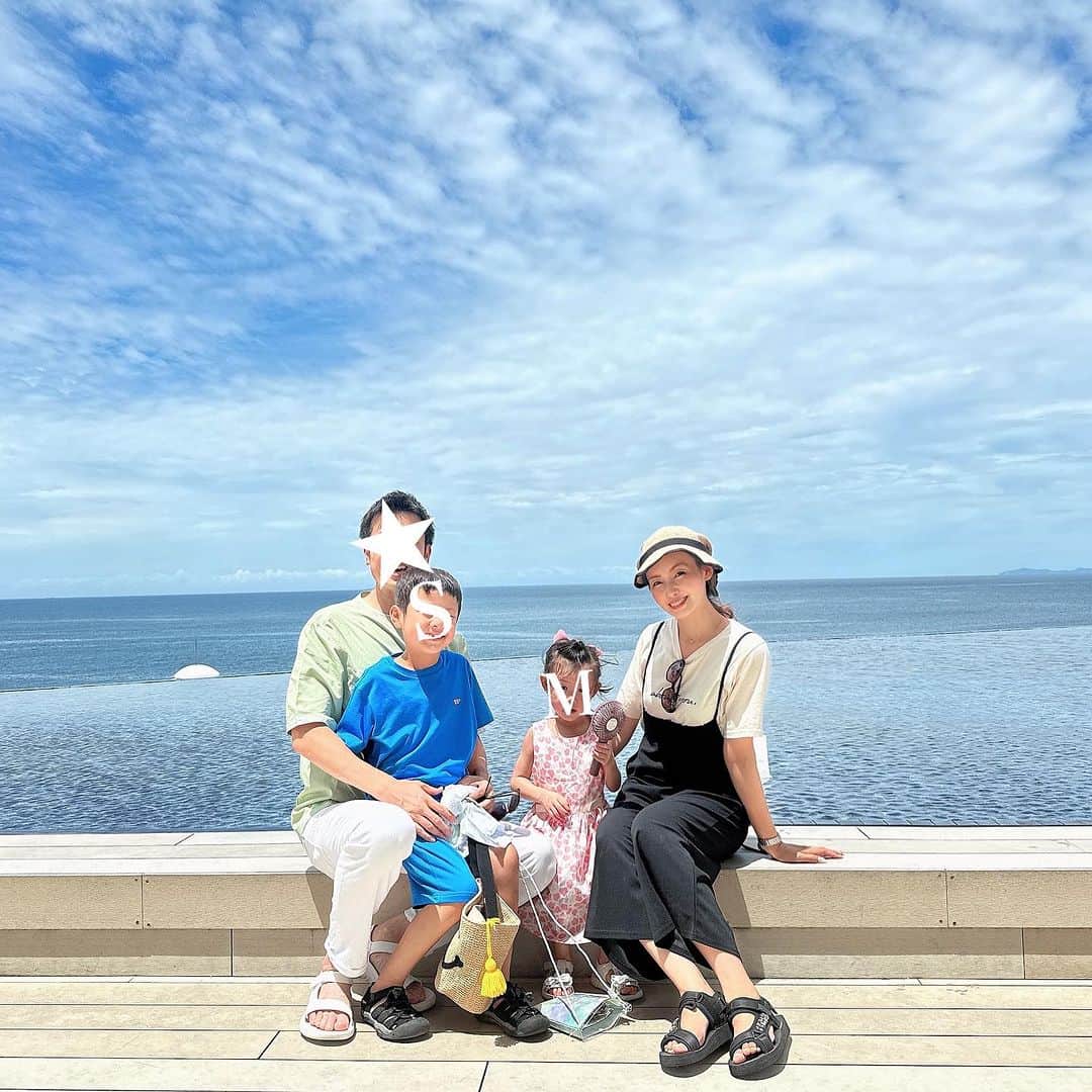 澤野井香里のインスタグラム：「早起きして朝風呂♨️に朝食、朝プール🏊も楽しんでチェックアウト✨  真っ青なインフィニティープールと海が一体になったパノラマビューに癒されて、いいお天気で気持ちいい♡  #ks_23✨ #ks_wakayama✨ #和歌山 #白浜 #家族旅行 #和歌山旅行 #国内旅行 #こどもとおでかけ #関西ママ #京都ママ #男の子ママ #女の子ママ #ママライフ #ママリ #コドモノ  #7歳 #4歳 #👦🏻👧🏻 #S⭐️_ #M🍒_  #s⭐️m🍒」
