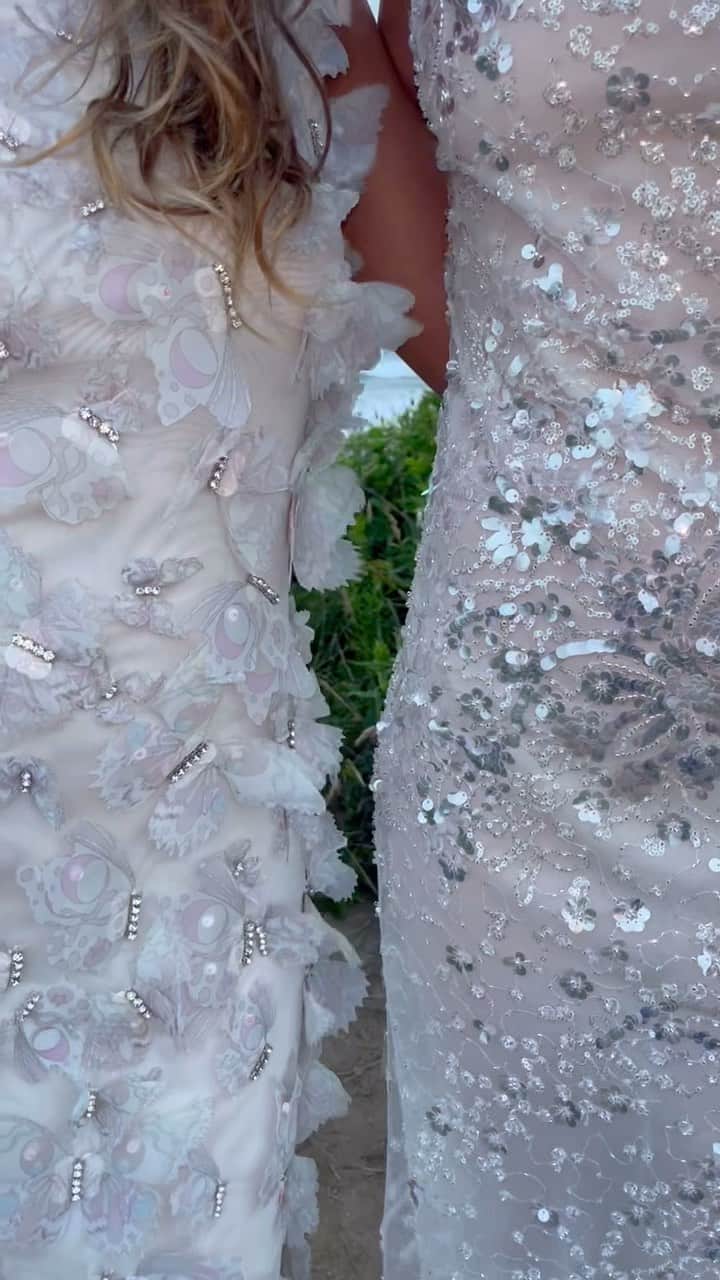シンシア ローリーのインスタグラム：「Embellished intricacies 🪽 • • • A closer look at the details on the ‘Gisele Beaded Dress’ & ‘Butterfly Embellished Dress’」