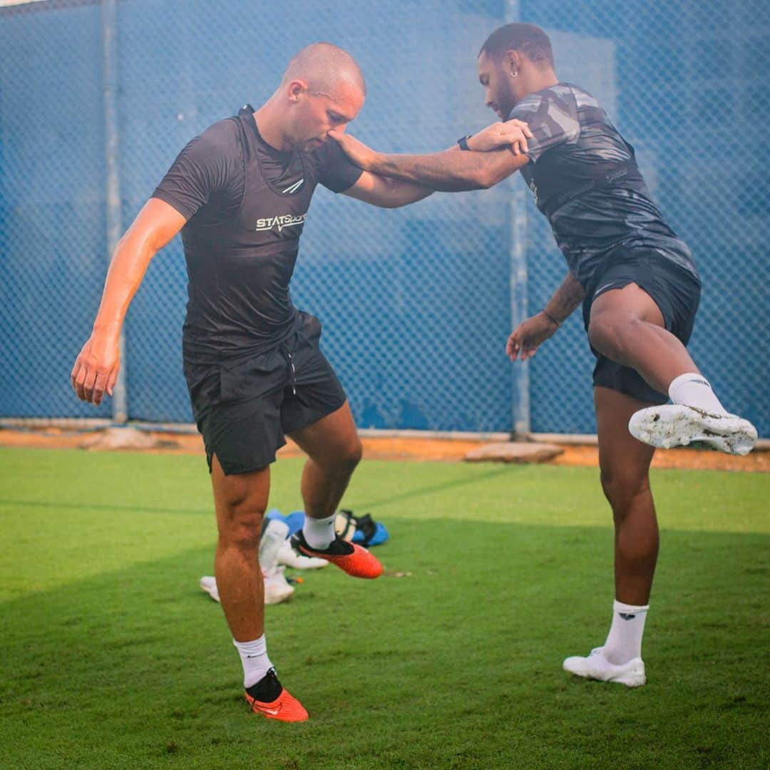 リアム・ムーアさんのインスタグラム写真 - (リアム・ムーアInstagram)「Happy & Healthy 🔋 • • • Loving getting the work In with the boys @dannydrinkwater @elitefootballperformance_dxb   - "Self-belief and hard work will always earn you success."」8月25日 1時44分 - liammoore93