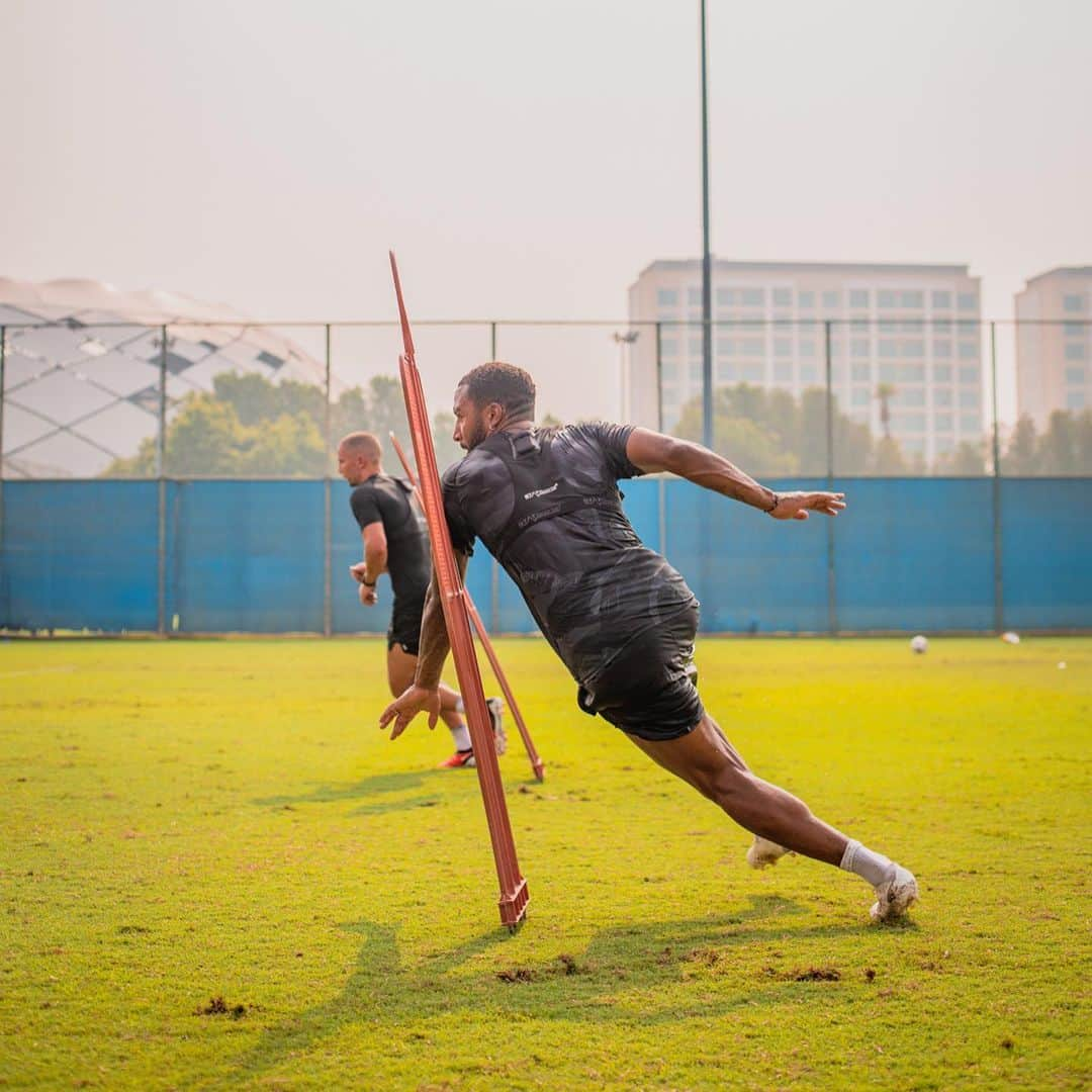 リアム・ムーアさんのインスタグラム写真 - (リアム・ムーアInstagram)「Happy & Healthy 🔋 • • • Loving getting the work In with the boys @dannydrinkwater @elitefootballperformance_dxb   - "Self-belief and hard work will always earn you success."」8月25日 1時44分 - liammoore93