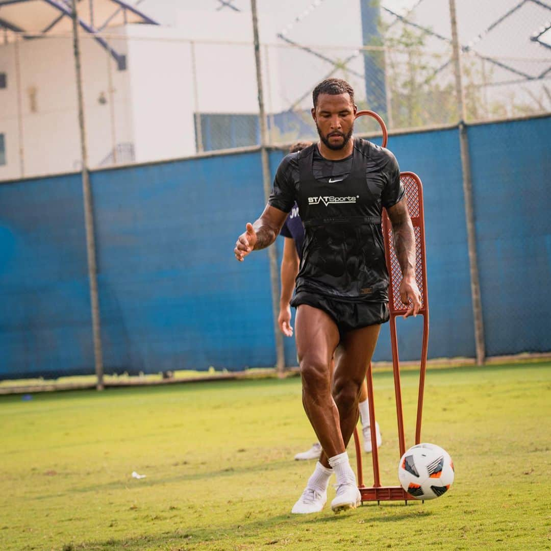 リアム・ムーアさんのインスタグラム写真 - (リアム・ムーアInstagram)「Happy & Healthy 🔋 • • • Loving getting the work In with the boys @dannydrinkwater @elitefootballperformance_dxb   - "Self-belief and hard work will always earn you success."」8月25日 1時44分 - liammoore93