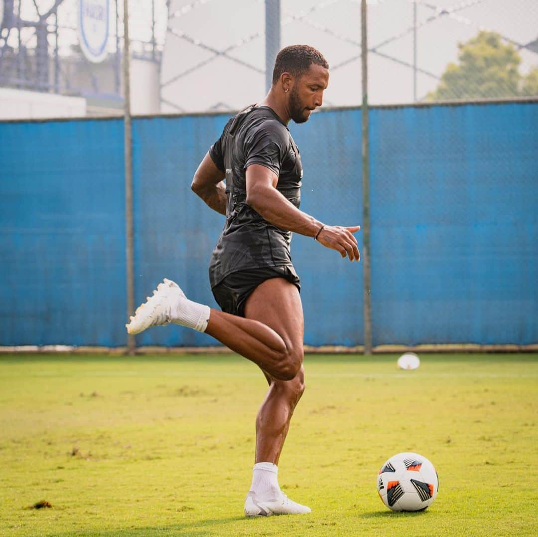 リアム・ムーアさんのインスタグラム写真 - (リアム・ムーアInstagram)「Happy & Healthy 🔋 • • • Loving getting the work In with the boys @dannydrinkwater @elitefootballperformance_dxb   - "Self-belief and hard work will always earn you success."」8月25日 1時44分 - liammoore93