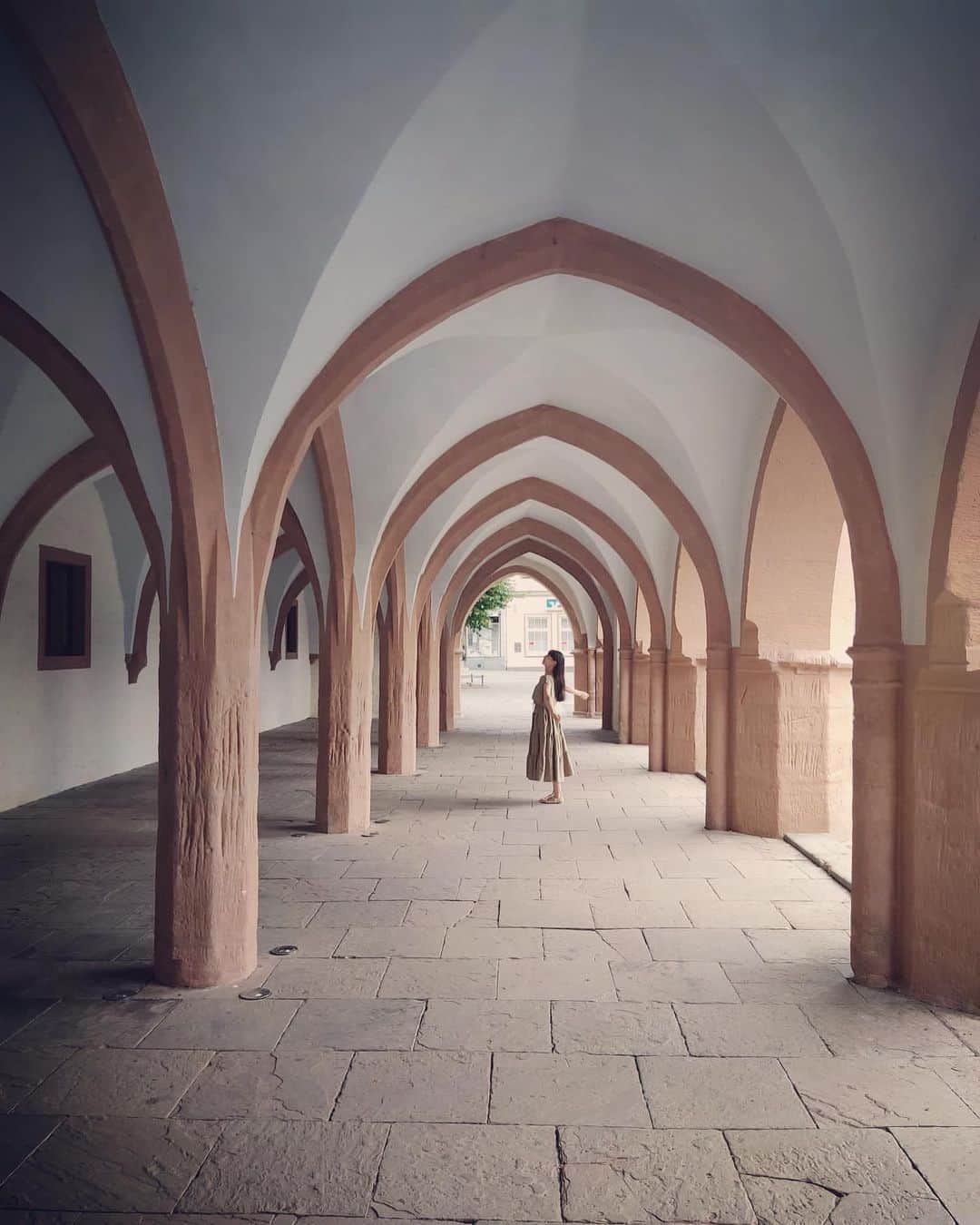 新倉瞳のインスタグラム：「Under the arcades of Goslar City hall」