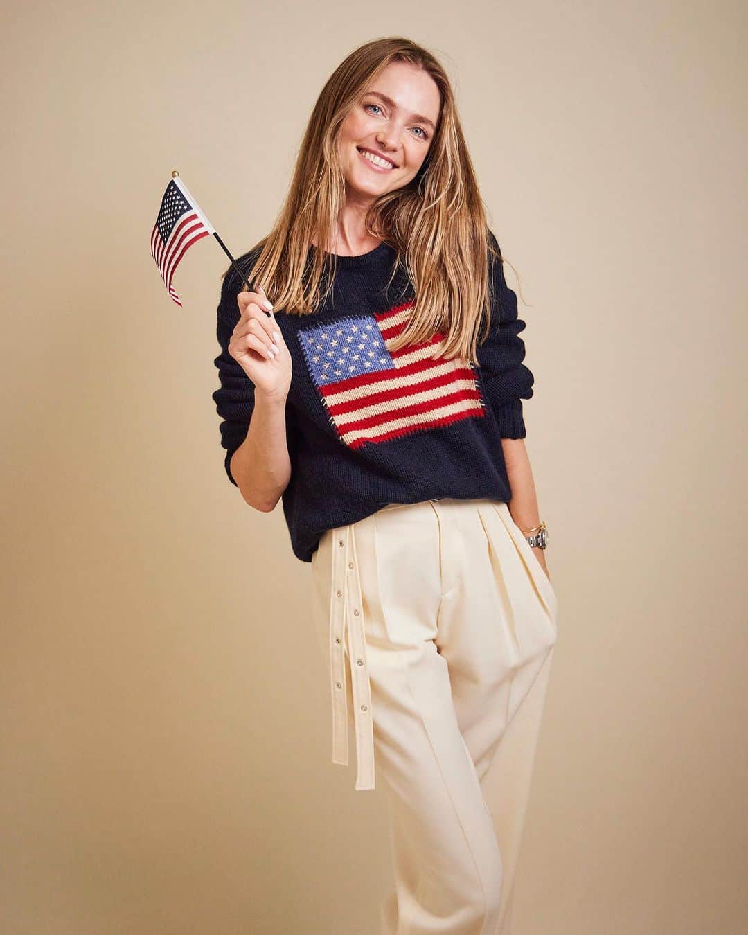 ヴラダ・ロスリャコヴァのインスタグラム：「A Day to Remember 🗽  I didn’t expect so many messages from you guys! Thank you everyone for all your support and attention! It feels like birthday!  Thank you @carterlberg for the photo- couldn’t wish for a better time and place to have this happy moment of a new US citizen captured 🙏」