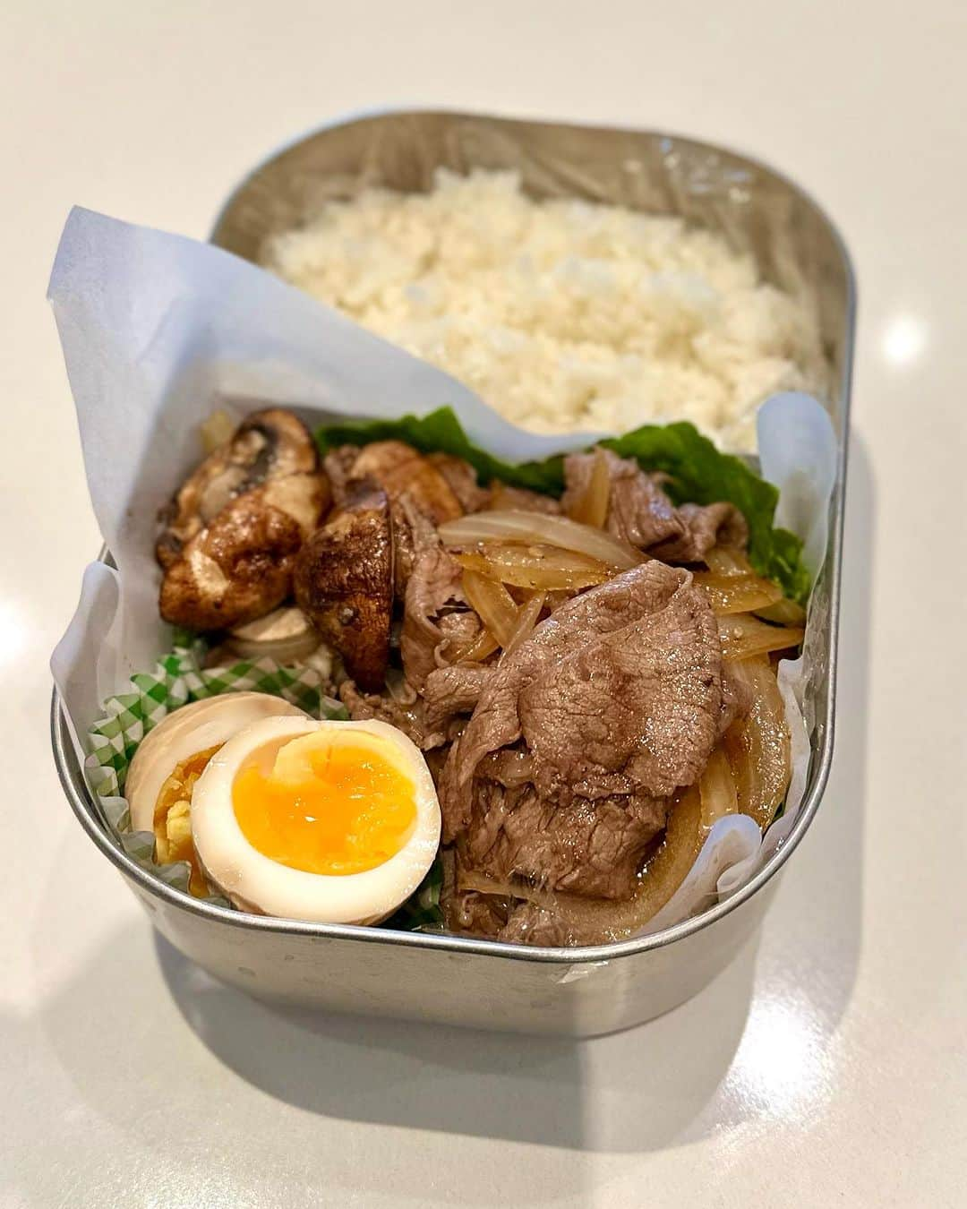 つんく♂さんのインスタグラム写真 - (つんく♂Instagram)「長男「あ〜お弁当、毎日肉類入れて、体がもたない」と懇願。 ということで本日、焼肉弁当！！ 美味そ〜！！ ママ、昨日から煮卵作ってた。さすが！  本当ならこの温かいまま食べさせてあげたい！ #お弁当 #ランチボックス #焼肉弁当 #食べ盛り #成長期 #つんく」8月25日 1時50分 - tsunku_boy