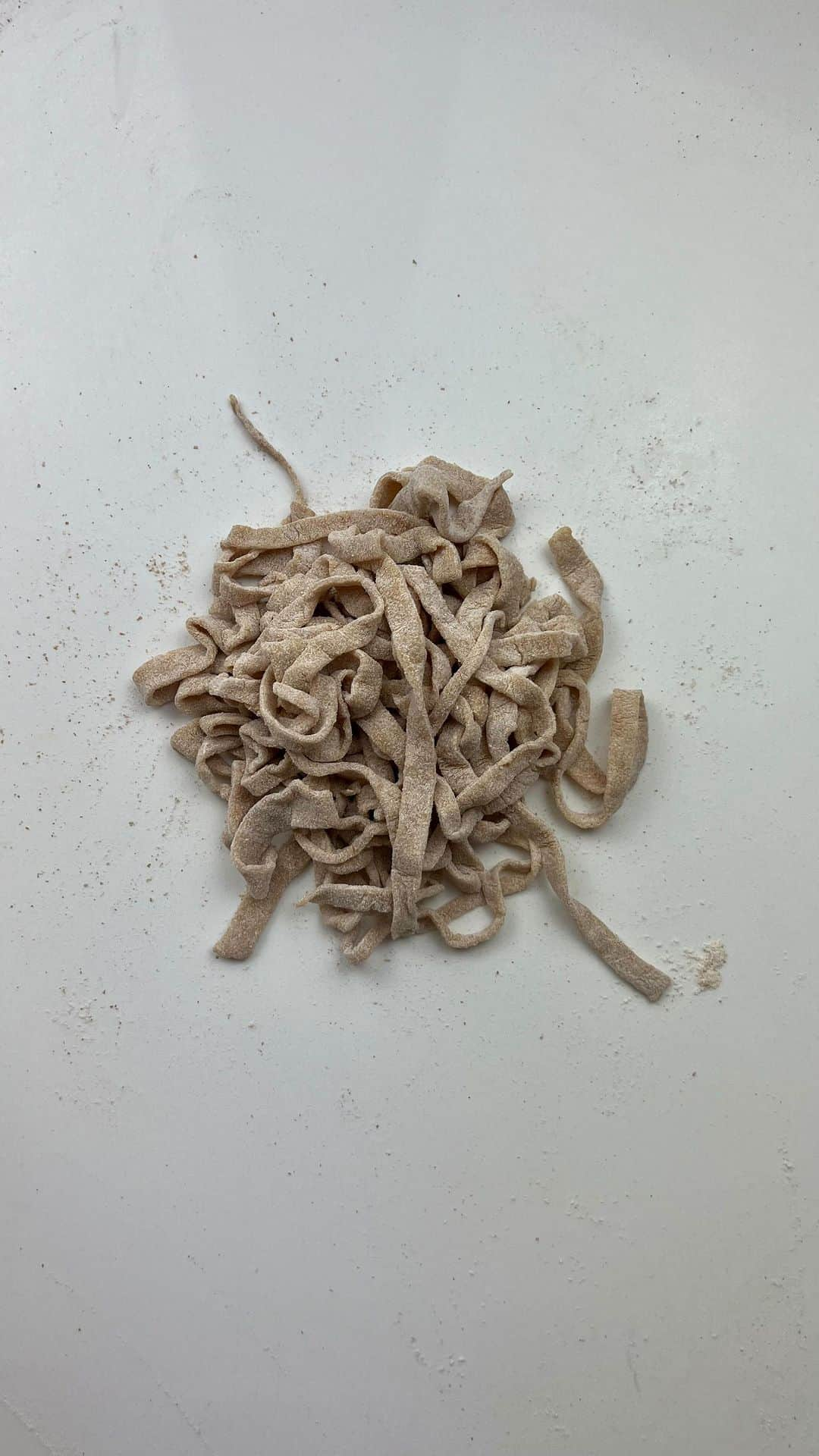 Monica Aksamitのインスタグラム：「whole wheat noods!!  Recipe: 1/2 cup whole wheat flour, 1/2 cup regular flour (can always just do 1 full cup of flour instead!) mix it together and make a groove. Crack open your first egg. Give it a dash of salt. Knead until combined. Make another groove and add your second egg. Knead until combined. Put into a container for 15 minutes. Flour your surface and your wine bottle or rolling pin. Roll out until you can see your fingers through the dough. Cut your dough into strips of your preferred size. Boil some salted water and boil for 3-5 minutes or until it’s as al dente as you’d like!   #pasta #pastalover #recipe #pastarecipe #cooking #cookingvideo」