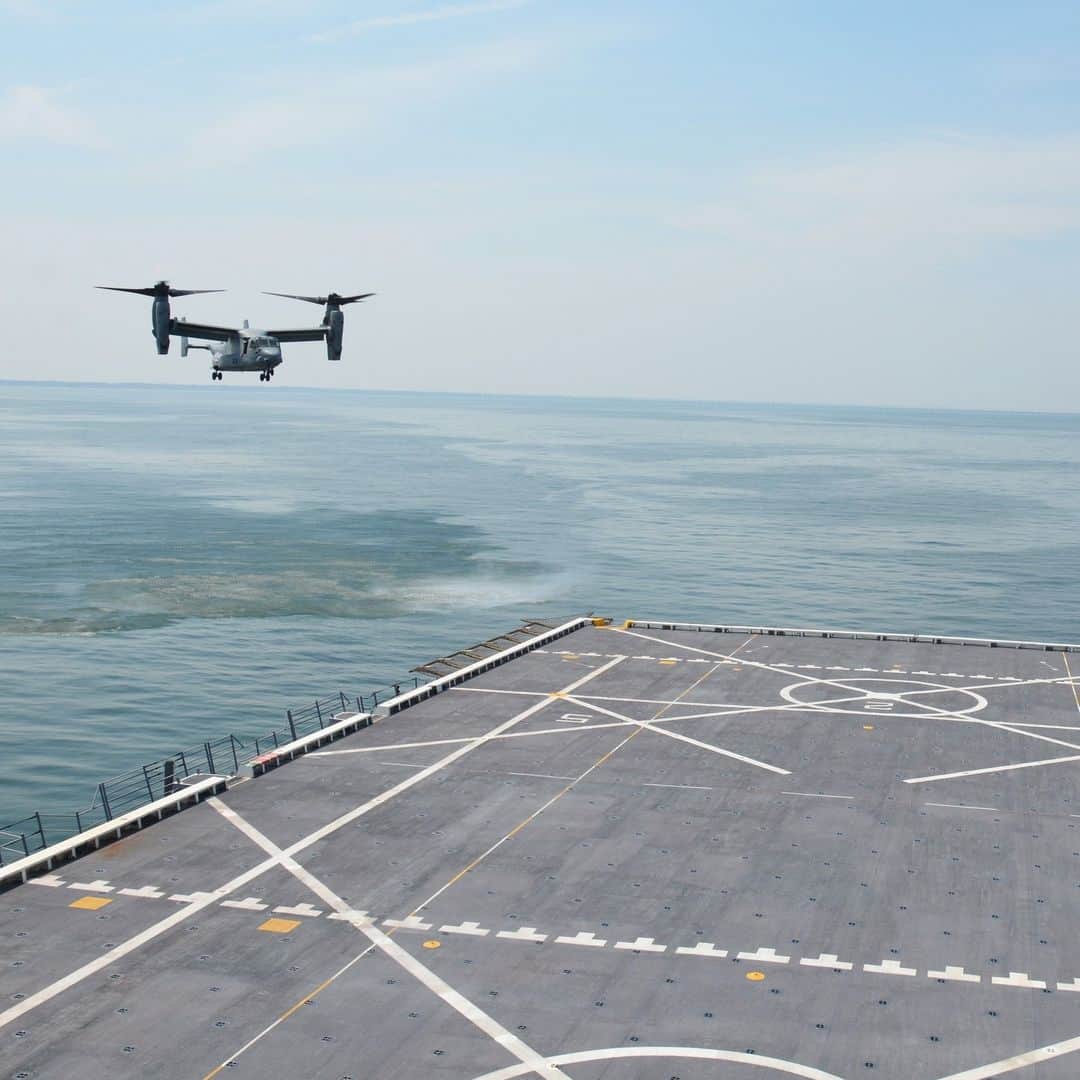 アメリカ海兵隊のインスタグラム：「Vertical Take-off and Landing (VTOL)   📍 Norfolk, VA (Aug. 21, 2023)  A #MarineCorps MV-22 Osprey with @2nd_maw lands on and quickly departs the flight deck of the @USNavy's USS Fort Lauderdale during the Defense Support of Civil Authorities (DSCA) Load Exercise (LOADEX).  The DSCA LOADEX certifies the rapid embarkation of #Sailors and #Marines to validate deployment readiness in preparation for future destructive weather events.  📷 (U.S. Navy photo by Mass Communication Specialist 2nd Class Dustin Knight/Released)  #USMC #BlueGreenTeam #SemperFi #FlyMarines #aviation」
