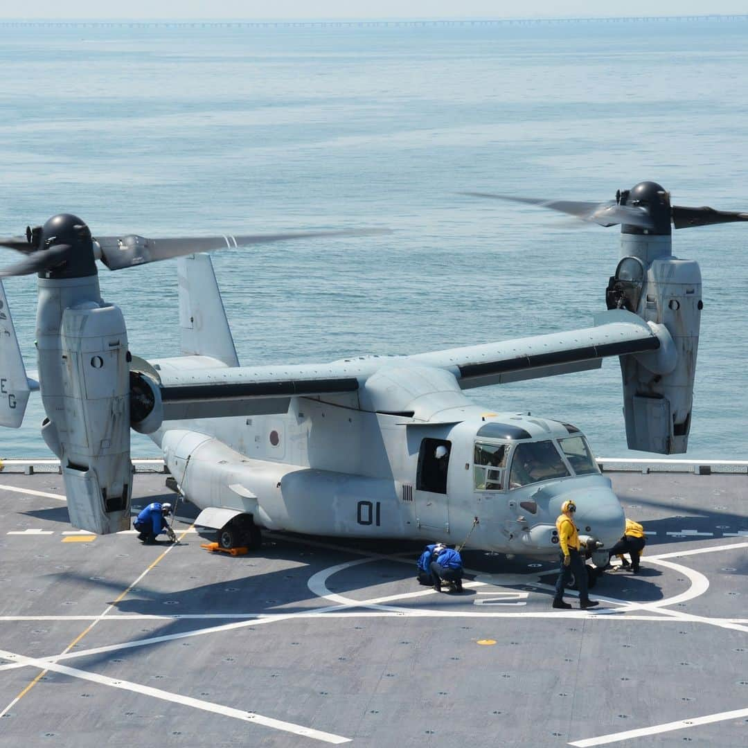 アメリカ海兵隊さんのインスタグラム写真 - (アメリカ海兵隊Instagram)「Vertical Take-off and Landing (VTOL)   📍 Norfolk, VA (Aug. 21, 2023)  A #MarineCorps MV-22 Osprey with @2nd_maw lands on and quickly departs the flight deck of the @USNavy's USS Fort Lauderdale during the Defense Support of Civil Authorities (DSCA) Load Exercise (LOADEX).  The DSCA LOADEX certifies the rapid embarkation of #Sailors and #Marines to validate deployment readiness in preparation for future destructive weather events.  📷 (U.S. Navy photo by Mass Communication Specialist 2nd Class Dustin Knight/Released)  #USMC #BlueGreenTeam #SemperFi #FlyMarines #aviation」8月25日 2時00分 - marines