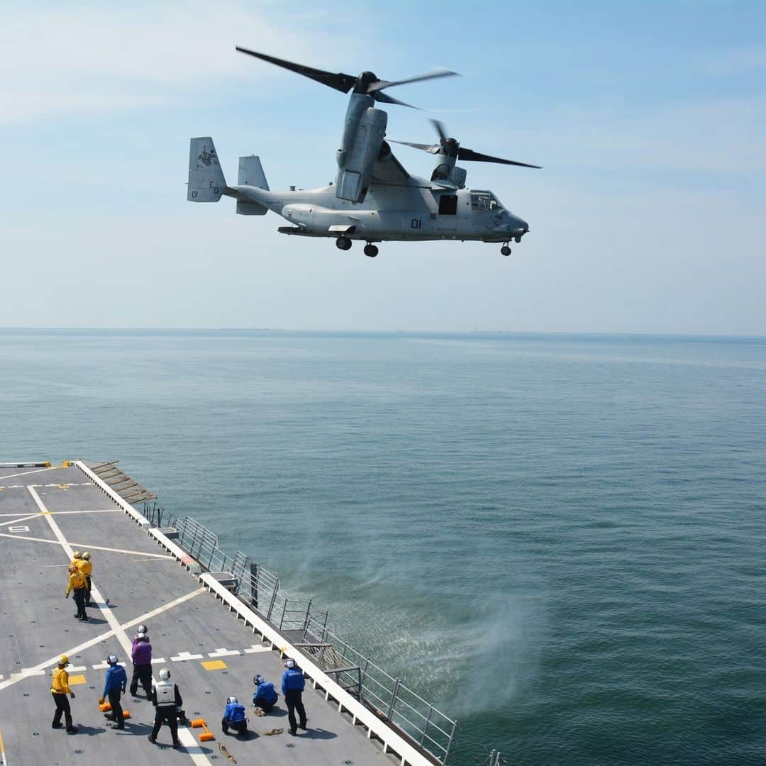 アメリカ海兵隊さんのインスタグラム写真 - (アメリカ海兵隊Instagram)「Vertical Take-off and Landing (VTOL)   📍 Norfolk, VA (Aug. 21, 2023)  A #MarineCorps MV-22 Osprey with @2nd_maw lands on and quickly departs the flight deck of the @USNavy's USS Fort Lauderdale during the Defense Support of Civil Authorities (DSCA) Load Exercise (LOADEX).  The DSCA LOADEX certifies the rapid embarkation of #Sailors and #Marines to validate deployment readiness in preparation for future destructive weather events.  📷 (U.S. Navy photo by Mass Communication Specialist 2nd Class Dustin Knight/Released)  #USMC #BlueGreenTeam #SemperFi #FlyMarines #aviation」8月25日 2時00分 - marines