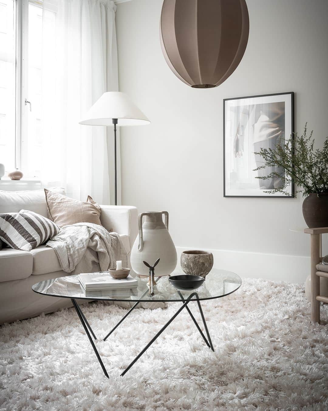 Bjurforsさんのインスタグラム写真 - (BjurforsInstagram)「Bjurfors Century presenterar landshövdingecharm med nyslipade brädgolv, handplockade väggkulörer och idyllisk innergård 🤎  Kaptensgatan 20B | 2 ROK. Foto: @kiviloo Styling: @styledbyemmahos & @annicaclarmell  #bjurforscentury #bjurforsgöteborgcity #mäklarehildaferm #sekelskifte #turnofthecentury #brädgolv #byggnaddsvård #majorna #landshövdingehus #scandinavianhome #neutraldecor #jotunkalk #jotunpalelinden」8月25日 1時53分 - bjurforsgoteborgcity