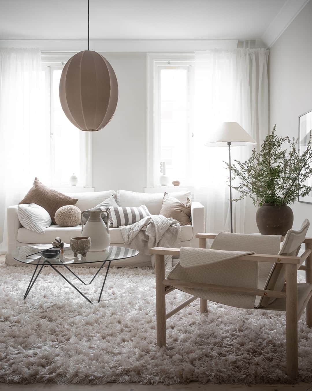 Bjurforsさんのインスタグラム写真 - (BjurforsInstagram)「Bjurfors Century presenterar landshövdingecharm med nyslipade brädgolv, handplockade väggkulörer och idyllisk innergård 🤎  Kaptensgatan 20B | 2 ROK. Foto: @kiviloo Styling: @styledbyemmahos & @annicaclarmell  #bjurforscentury #bjurforsgöteborgcity #mäklarehildaferm #sekelskifte #turnofthecentury #brädgolv #byggnaddsvård #majorna #landshövdingehus #scandinavianhome #neutraldecor #jotunkalk #jotunpalelinden」8月25日 1時53分 - bjurforsgoteborgcity