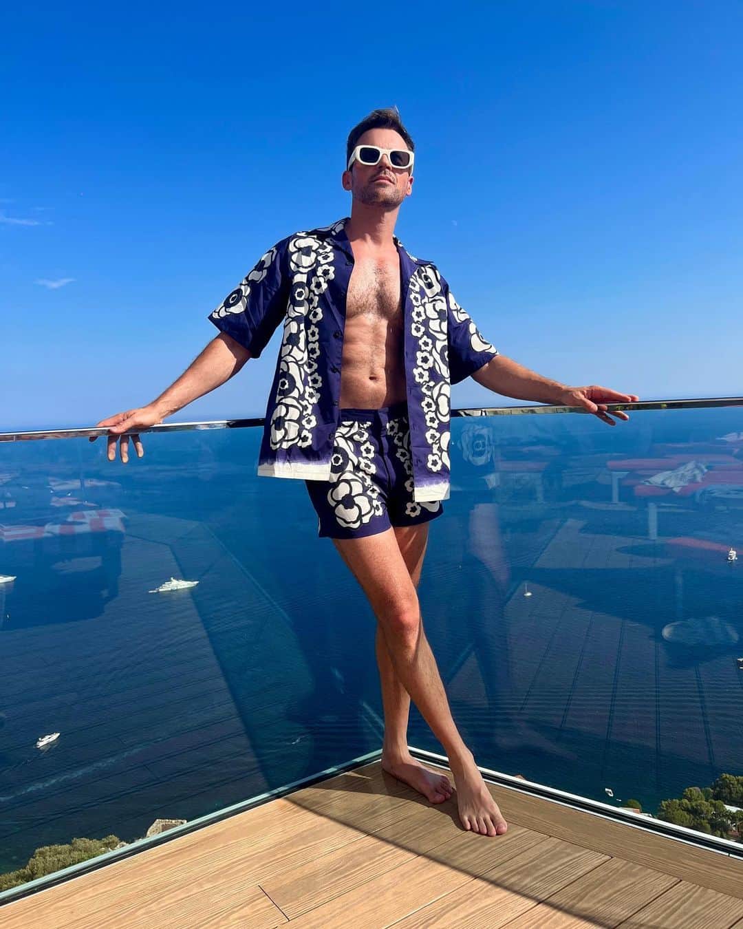 ブラッド・ゴレスキーのインスタグラム：「Brada 💙  Shirt & shorts by @prada  Sunglasses by @thierrylasry  Photo by @garyjanetti」