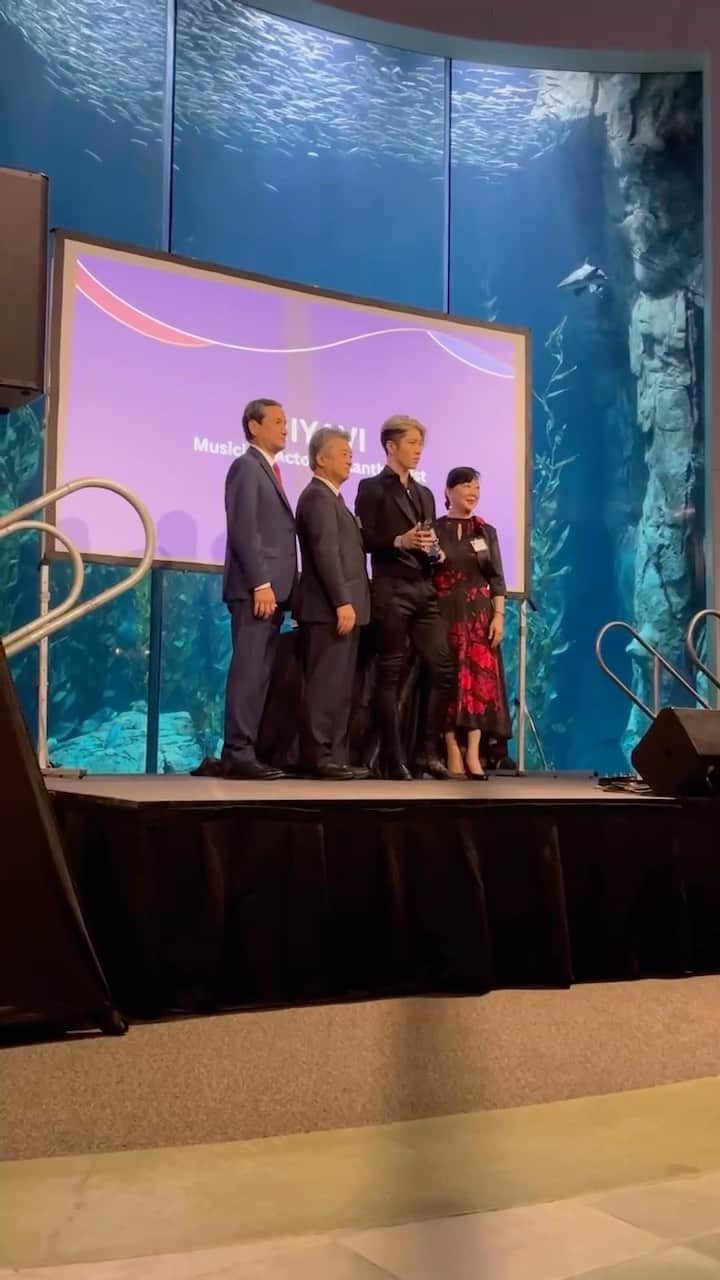 雅-MIYAVI-のインスタグラム：「Such an honor 🙏🏻  #Repost @miyavi_staff ・・・ MIYAVI awarded the prestigious International Citizen Award at the Southern California US-Japan Association's historic 114th GALA  ／ MIYAVIが国際市民賞を受賞🏆✨ ＼  114年の歴史を持つ、南カリフォルニア日米協会GALAパーティーにて、 MIYAVIが国際市民賞を受賞いたしました🎊  『国際市民賞』は、過去には 大谷翔平氏（ロサンゼルス・エンゼルス）、 豊田章一郎氏（現トヨタ自動車名誉会長）、 稲盛和夫氏（元京セラ創業者 名誉会長）、 中曽根康弘氏（第71～73代内閣総理大臣） などの錚々たる受賞者が名を連ねる輝かしい賞です✨  日米両国を拠点としたアーティスト活動や UNHCR(国際連合難民高等弁務官事務所)の日本人初のアンバサダーとしての活躍などを高く評価して頂きました。  日々MIYAVIを支えてくださるファンのみなさま、関係各所のみなさま、 いつも温かい応援とサポートをして頂き本当にありがとうございます🙇‍♀️  引き続きMIYAVIは止まることなく さらに邁進してまいりますので 何卒よろしくお願いいたします。  #MIYAVI #国際市民賞」