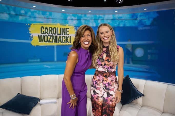 CarolineWozniackiのインスタグラム：「Had a fun morning on the @todayshow talking about the @usopen, family, kiddos and the best NYC bagels with @hodakotb 😁 📸 @photonate」