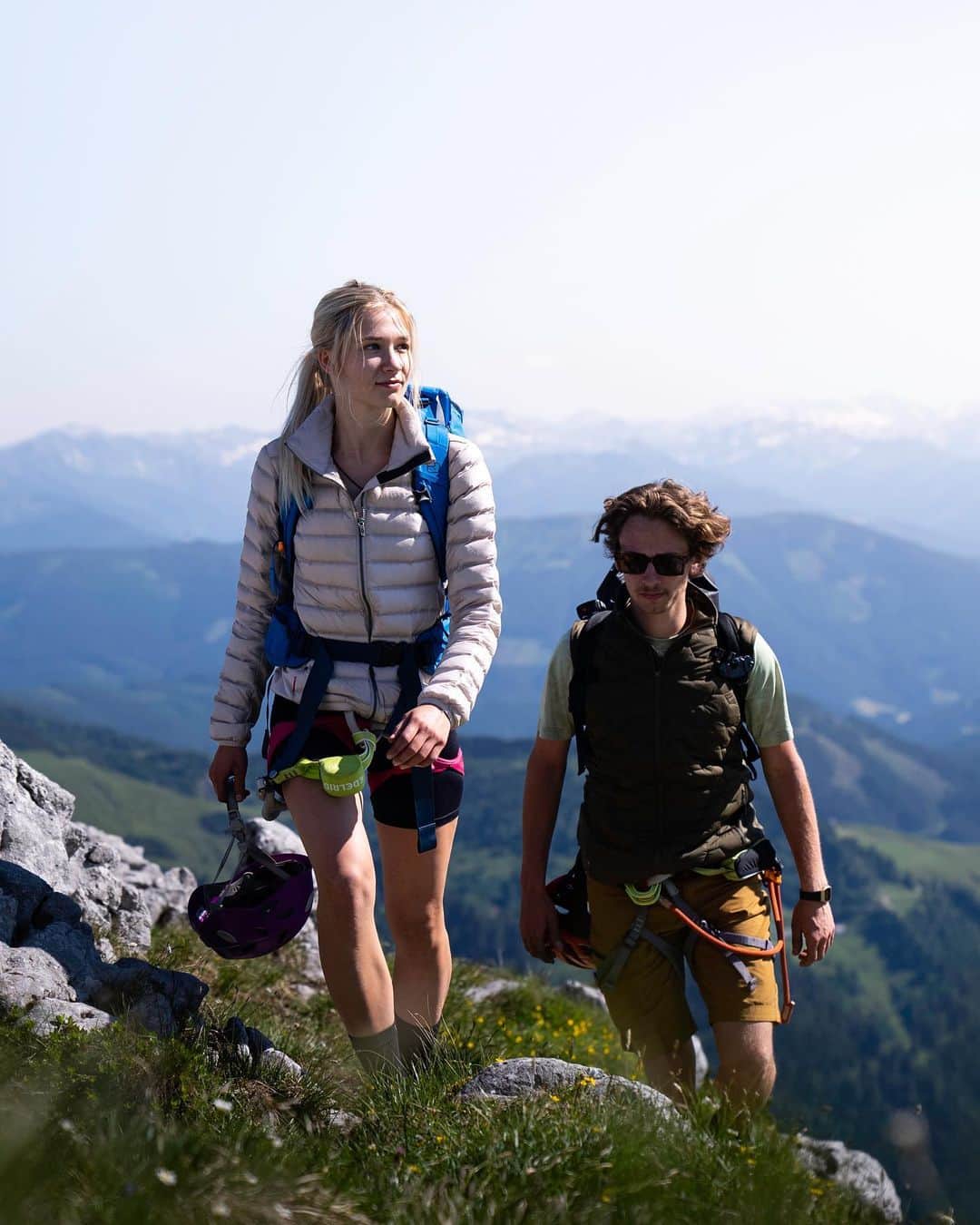 テンソンのインスタグラム：「Waking up super early with your friends to just not stick to actual plans and spend way more time in the mountains together as planed🫶🏻 Do you still make plans or have you already given up?🤪  📷 @itsjonnyfpv  📷 @bsyrkmr   #mountainlife #salzkammergut #klettersteig #salzburgerland #tenson #theswedishoutdoorbrand」
