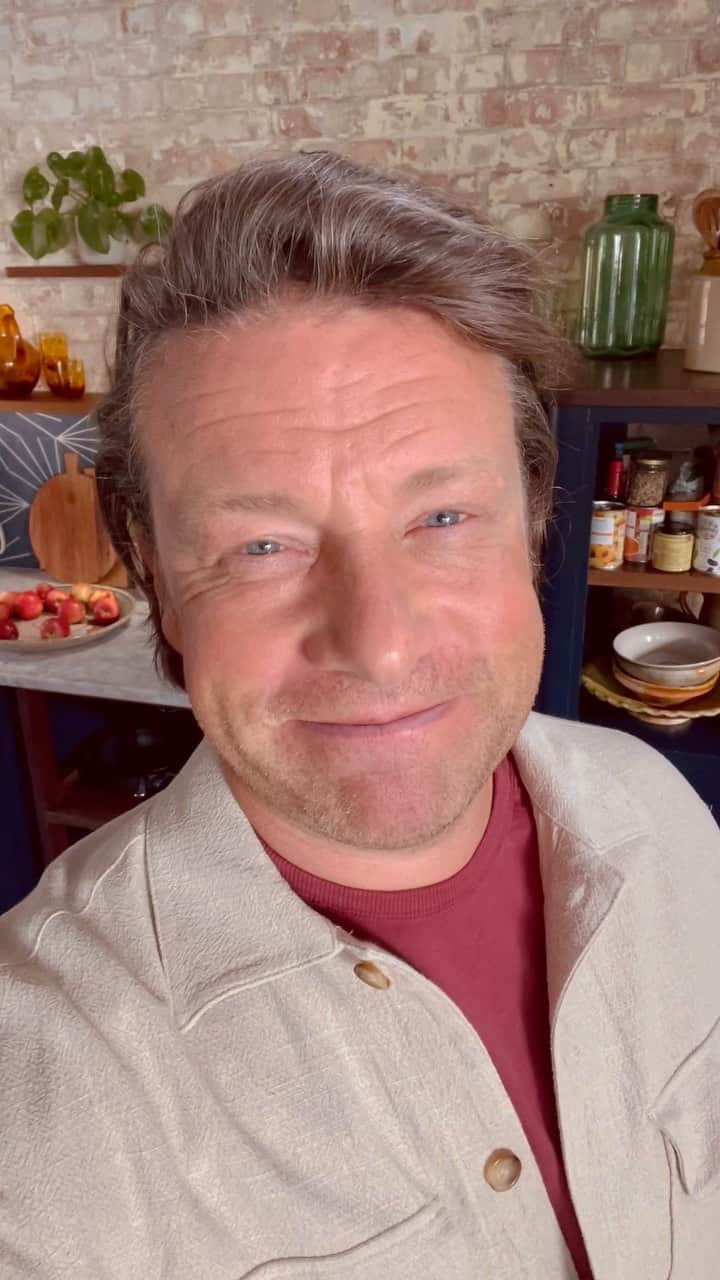 ジェイミー・オリヴァーのインスタグラム：「Just ONE week until you can get your hands on a copy of my new book 5 Ingredients Mediterranean in the UK! I’m so excited for you all to get your copies, pre-order one through the link in my bio! Big love JO xx  #5IngredientsMed #ad」