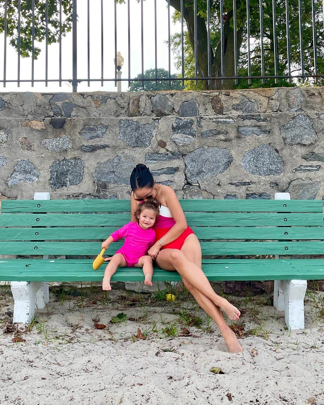 ウェンディー・グエンのインスタグラム：「Before Kinsley, Colin and I went to the beach maybe two or three times in eight years. 8 YEARS! Now with Kins, we head to the beach once a week 🤣 She loves it, we love it and we love seeing her love it 🏖️」