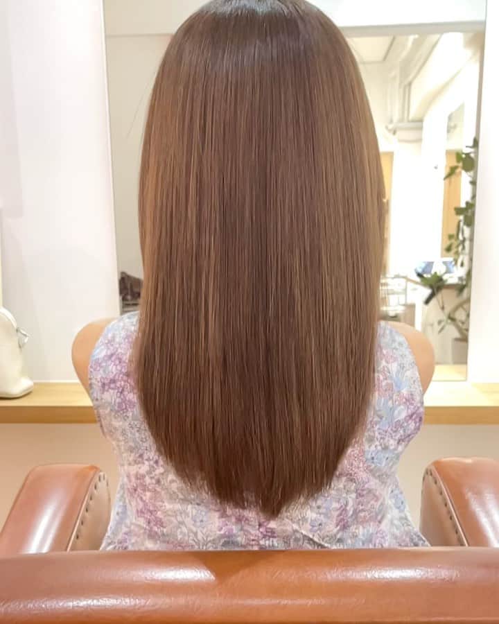 和泉佳子のインスタグラム：「今日は、行きつけのスピンヘアワークスで、H2 ONESTの水素トリートメントをしていただきました🩵  この夏の暑さや紫外線は、災害級とも言われていますので、それだけ髪へのダメージも深刻です😆  特に私は、先週、炎天下でゴルフもしていますので、髪の乾燥も気になっていました😣  今回も、水素トリートメントと組み合わせて、高濃度水素水で髪を10分間ほど流して、髪に残ったカラー剤やスタイリング剤などの不純物、さらには、老化の要因となる活性酸素まで、やさしく洗い流し除去していただきました✨  この水素トリートメントと高濃度水素水ケアを組み合わせるのが、今の私の中の最強です💕  定期的にうけていると、明らかに髪質まで変わってきました🥰  髪もダメージを受けるし、老化していくので、水素を取り入れたお手入れを定期的に続けていきたいと思っています😊  サロンに行けないという方には、ホームケア用もありますよ💕  @spinhairworks  @h2onest_official   #和泉佳子　#ヘアケア　#水素トリートメント　#水素　#高濃度水素水  #ヘアトリートメント　#頭皮ケア　#ビューティー  #美容　#美容好きな人と繋がりたい  #自分磨き #美活　#アラフィフ」