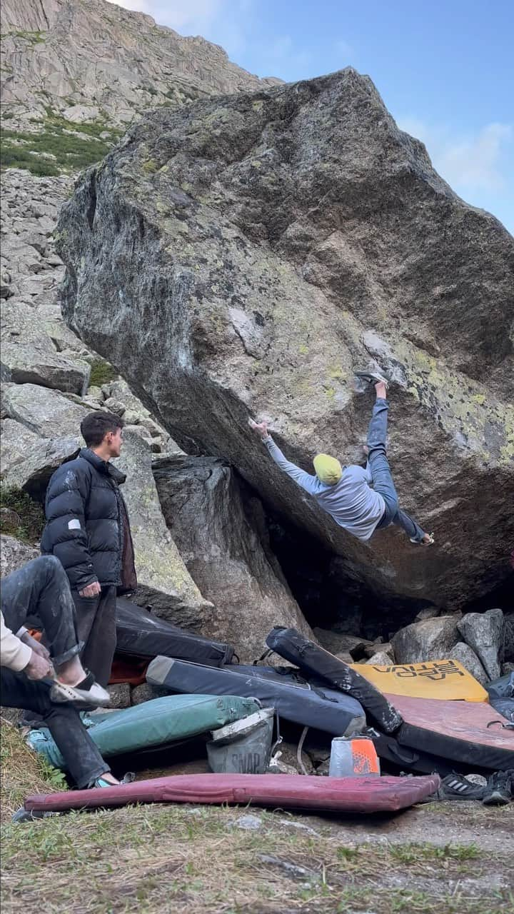 デイブ・グラハムのインスタグラム：「Bonjour Finesse [8A+/8B] Happy to make a one-day ascent of this awesome rig during a beautiful and unseasonably cold week in the beginning of August 🙌🏻 Ar first I was stomped by this brutal heel-hook crux in the start, yet quickly realized it may potentially be resolved by a magic toe-hook, and low-and-behold after some fiddling around, I was correct!! I always love remixing classic problems, and there’s always something special about eliminating heel-hooks 🤣 There’s two potential lower starts to open to this line so I will definitely be returning with the hope it can produce something harder and more involved 🤔 Really enjoying the Alpine bouldering season so far, hopefully some of my other projects go down after this bad weather passes 🤞🏻 @adidasterrex @fiveten_official @petzl_official @frictionlabs @sendclimbing @tensionclimbing」