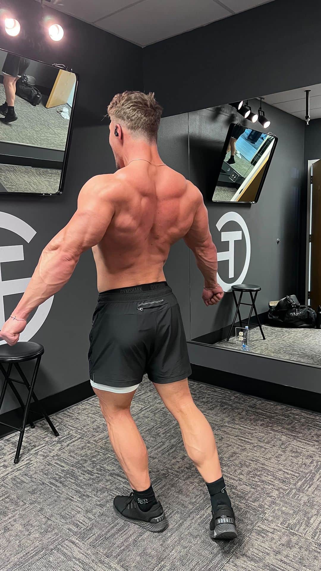 スティーブ・クックのインスタグラム：「Love the current split I’m on!  Incorporate strength and hypertrophy days. Today I was establishing a one rep max on neutral grip pull ups - typically this is the pull-up that people are the strongest at . Obviously, there is a little bit of momentum being used, but it will work. I will use this one rep max as I continue on this program as a reference. Most of our programs working sets are based off 1 reps at maxes. There are also online calculators that give you your one rep max based upon how many reps of a certain weight you can do @fitnessculturetraining app」