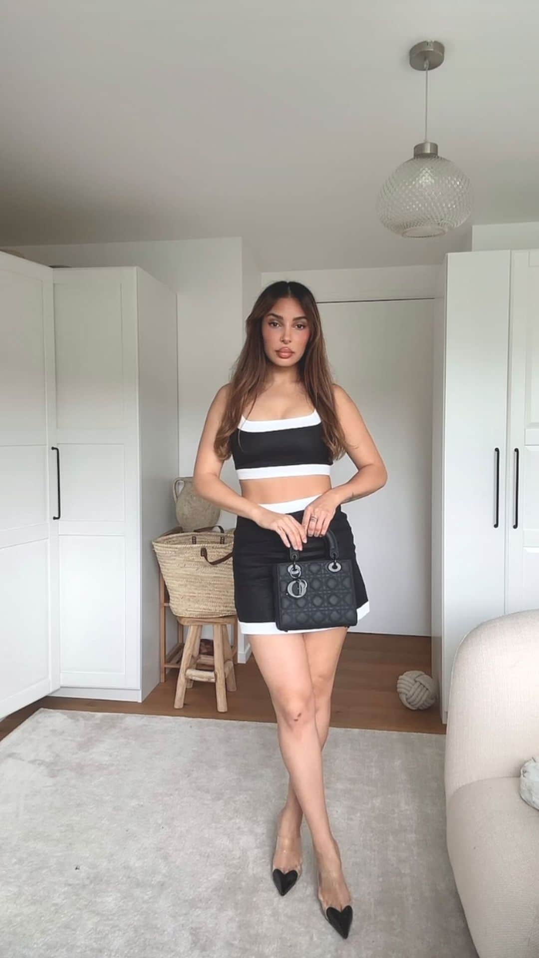 sananasのインスタグラム：「Haul & try on @reformation 🖤Cet ensemble en lin Robbie est juste parfait !  Comment ça va vous ? Vous avez pu prendre un peu de temps pour vous cet été ? Vous avez préparé votre rentrée ou vous êtes team dernière minute 😄? Je vais être honnête … je suis pas prête. J’aimais bien trier mes tiroirs en fait 😅 !」