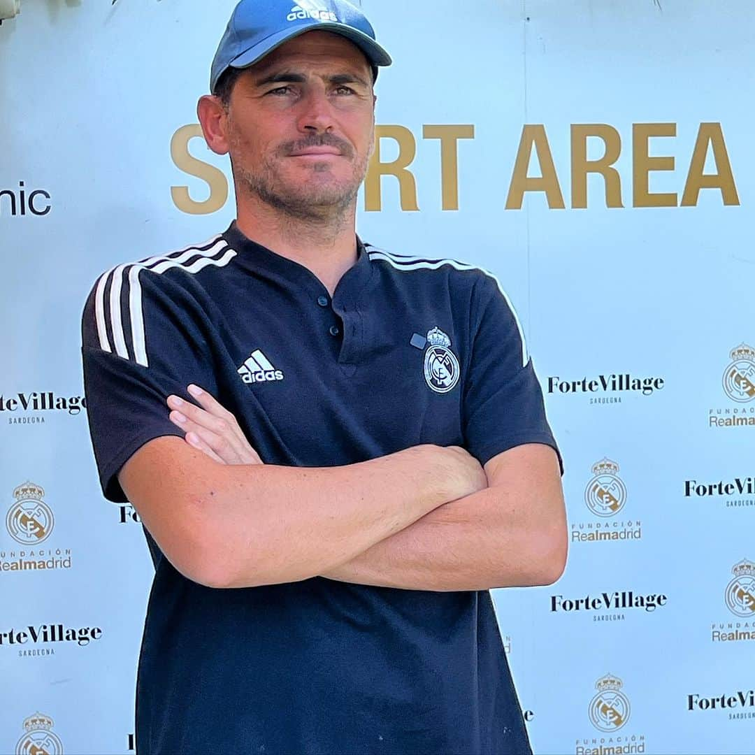 イケル・カシージャスさんのインスタグラム写真 - (イケル・カシージャスInstagram)「Compartir con los chavales ratos de fútbol! @fundacion.realmadrid ⬆️  Gracias @fortevillage 🙏」8月25日 2時37分 - ikercasillas