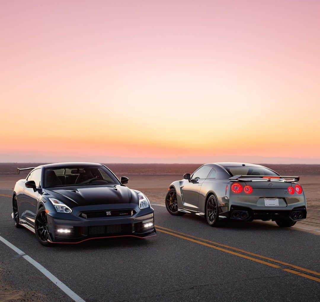 Nissanさんのインスタグラム写真 - (NissanInstagram)「Forever chasing sunsets 🌆  #Nissan #NissanGTR #NISMO #GTR #SportsCars #Sunset」8月25日 22時30分 - nissan