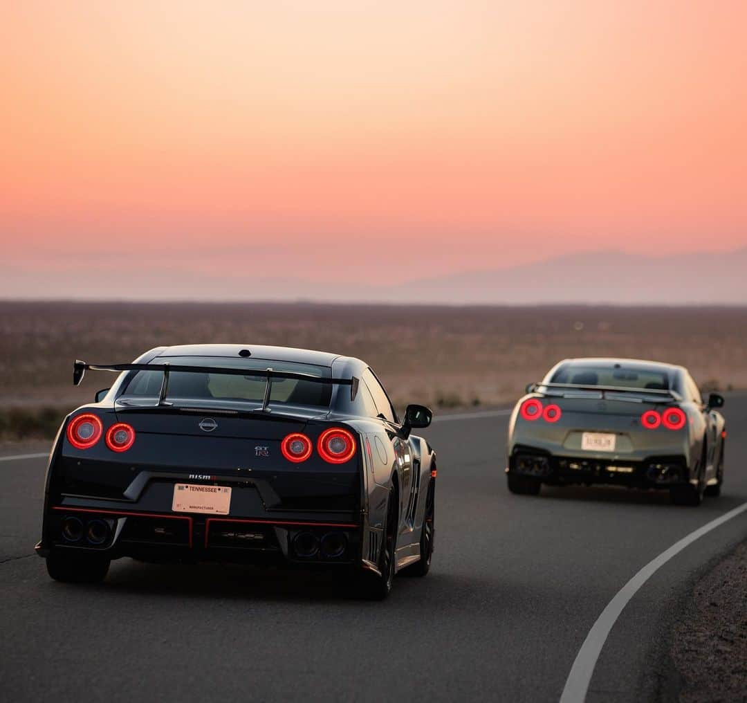 Nissanさんのインスタグラム写真 - (NissanInstagram)「Forever chasing sunsets 🌆  #Nissan #NissanGTR #NISMO #GTR #SportsCars #Sunset」8月25日 22時30分 - nissan