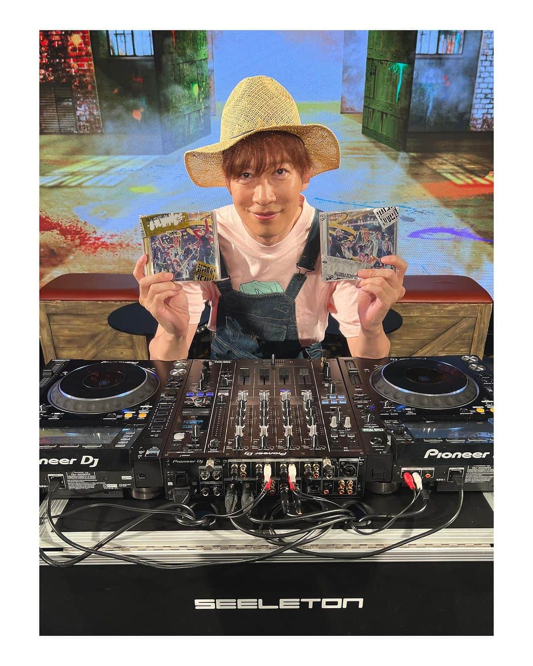 DJ U-ICHIさんのインスタグラム写真 - (DJ U-ICHIInstagram)「#ヒプ生 #教えてDJ のコーナーでは 夏休み番外編としてステージ上にDJブースを2セット用意していただきました。 前回の #ヒプ米🌾 ロケ映像にもありましたがコンパクトなDJ機材をロケ先の田んぼの前でセッティングしてDJをやったのですが、きっと「そんなところでも出来るの？」と思った方も多かったと思うし、また違う機材を触っていたので「何が違うの？」と思った方もいたと思います。 そして、ずっとレコード以外にもCDなどを使ってDJもすることも可能だよ！とどこかで伝えたかったので、EPの発売後だしCDをCDJに入れるところや、リリースしたばかりの曲だけど、「こんなことも出来ますよ！」そんなところを今回はお見せ出来たらいいなと考えてみました。 CDJは、CDを操作するのはもちろんですがUSBやSDカードも差し込み可能なので楽曲データを読み込むことが可能な機材です。 少しでもお見せすることが出来たので、なんとなくでも番組を見てわかった方がいたらいいなと思います。 （更にやってみたくなるかもね！？）  今回も、僕が勝手に付けただけなのですが【お色気DJ】葉山くん、【お高いDJ】木島くん、【小慣れたDJ】天﨑くん、御三方に存分にエフェクトボタンを触ってもらったり、マイクで煽ってもらったりしてますので、ぜひぜひアーカイブの方でも見てみてください♪  そして、何より The Block Party -HOMMIEs- The Block Party -HOODs- 二枚リリースおめでとうございます！  楽曲では参加してないですが、YouTubeでのトレーラーでそれぞれ楽曲を紹介する前のサウンドは制作してます。 少しでも関われて良かったなと思ってます。 今作も、色々なアーティストや作家さん達の顔ぶれを見ても、曲を聴いても「なるほど」とニヤリするような曲ばかりだと思います。 また、ゆっくり聴きます！  そして、沢山聴いてどんなところで曲繋いでみたら面白いかな！？など考えてみるのもDJの一つの楽しみでもあると思います。 例え、サウンド感やジャンルレスな曲でもそこを上手く自分流にミックスするのも一つだと思います♪  次回の課題もアーカイブみて考えたいと思います。 やっぱり新曲など入れたDJも聴いてみたいよね！？  6周年イベントもヒプ生もよろしくお願いします。  #djuichi #ヒプマイ #教えてDJ #お色気DJ #お高いDJ #小慣れたDJ」8月25日 2時39分 - djuichi_official