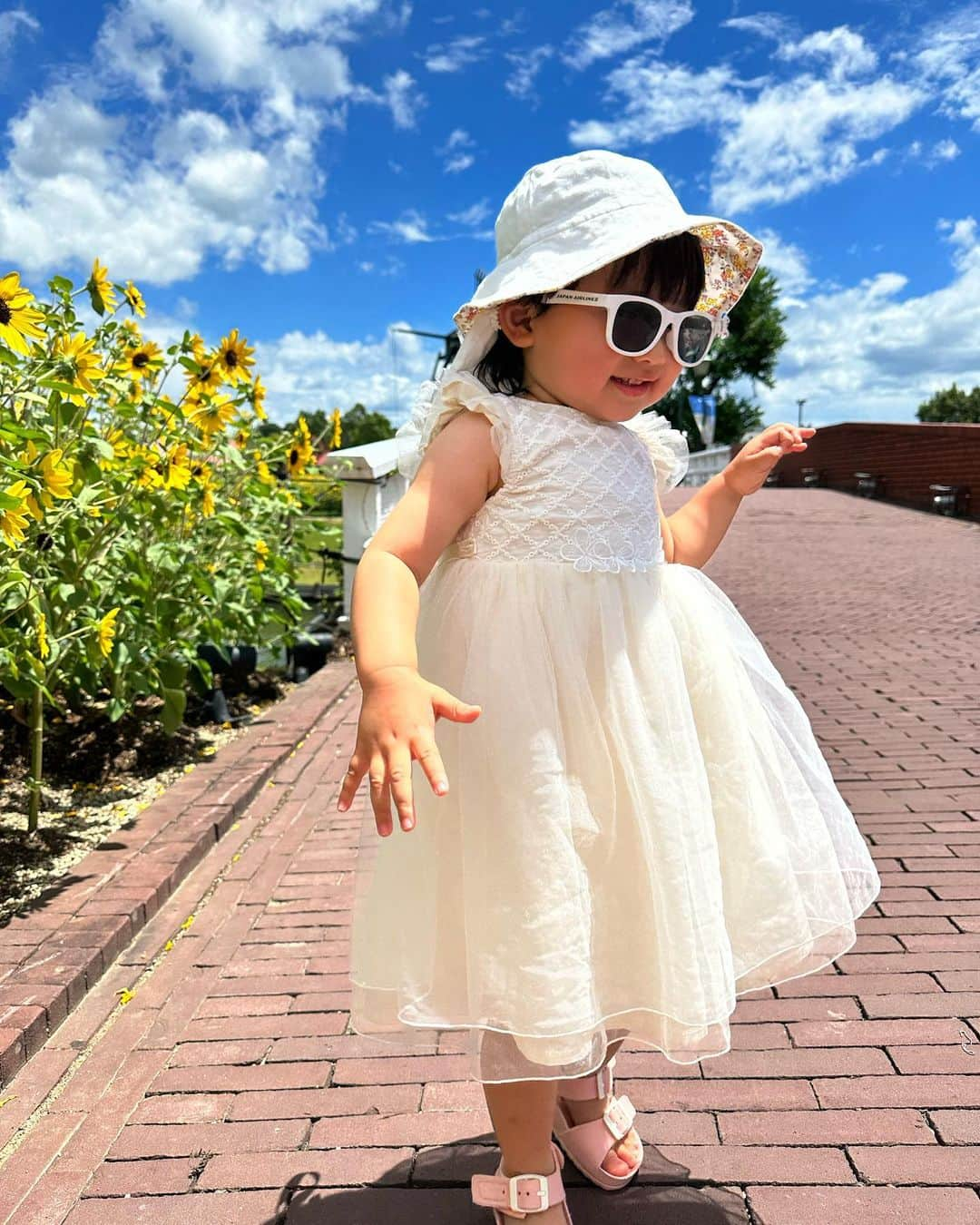 真麻さんのインスタグラム写真 - (真麻Instagram)「長崎ハウステンボス旅行✈️🌻✨️娘の誕生日終わってから仕事に追われて投稿する余裕なかったです(笑)夏が終わる前に投稿しなきゃ🤣 ✩.*˚ 暑かった、とにかく歩けば汗だく…都内より体感暑かったよ？なので思ったより写真撮って来れなかったかも💦ポイントだけ押さえて😅真夏のハウステンボスはひまわりがとても綺麗だし映える💕夏生まれの娘とマッチしてる〜👏 ✩.*˚ 暑さのせいか、娘も早めに昼寝したり…でもベビーカーで寝かすのも熱中症にならないか？不安で、寝てる間はレストラン入って親だけご飯してた(￣▽￣;)そんな休憩挟みつつの観光📸 ✩.*˚ ✩.*˚ ✩.*˚ #ハウステンボス #長崎観光 #長崎旅行 #初めての飛行機 #飛行機デビュー #2歳誕生日 #誕生日旅行 #令和3年8月ベビー #8月6日 #家族旅行👪」8月25日 2時44分 - masaaoyama3