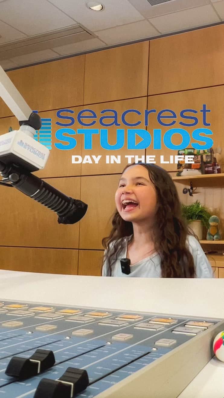 ライアン・シークレストのインスタグラム：「In Seacrest Studios, patients run the show. Curious what that looks like? Here’s a very special day in the life of Amelie, and kids like her all over the country. We look forward to seeing more patients like Amelie, be the stars of their own show at our 13th studio coming soon in New York at Cohen Children’s Medical Center!」
