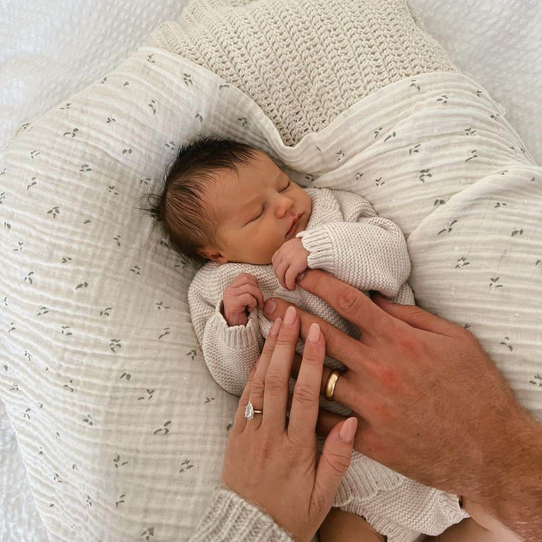 サム・ギャラガーのインスタグラム：「20.08.23 🤍 So immensely proud and grateful for everything you have done to bring our beautiful baby girl into our world  @rubyholley_」