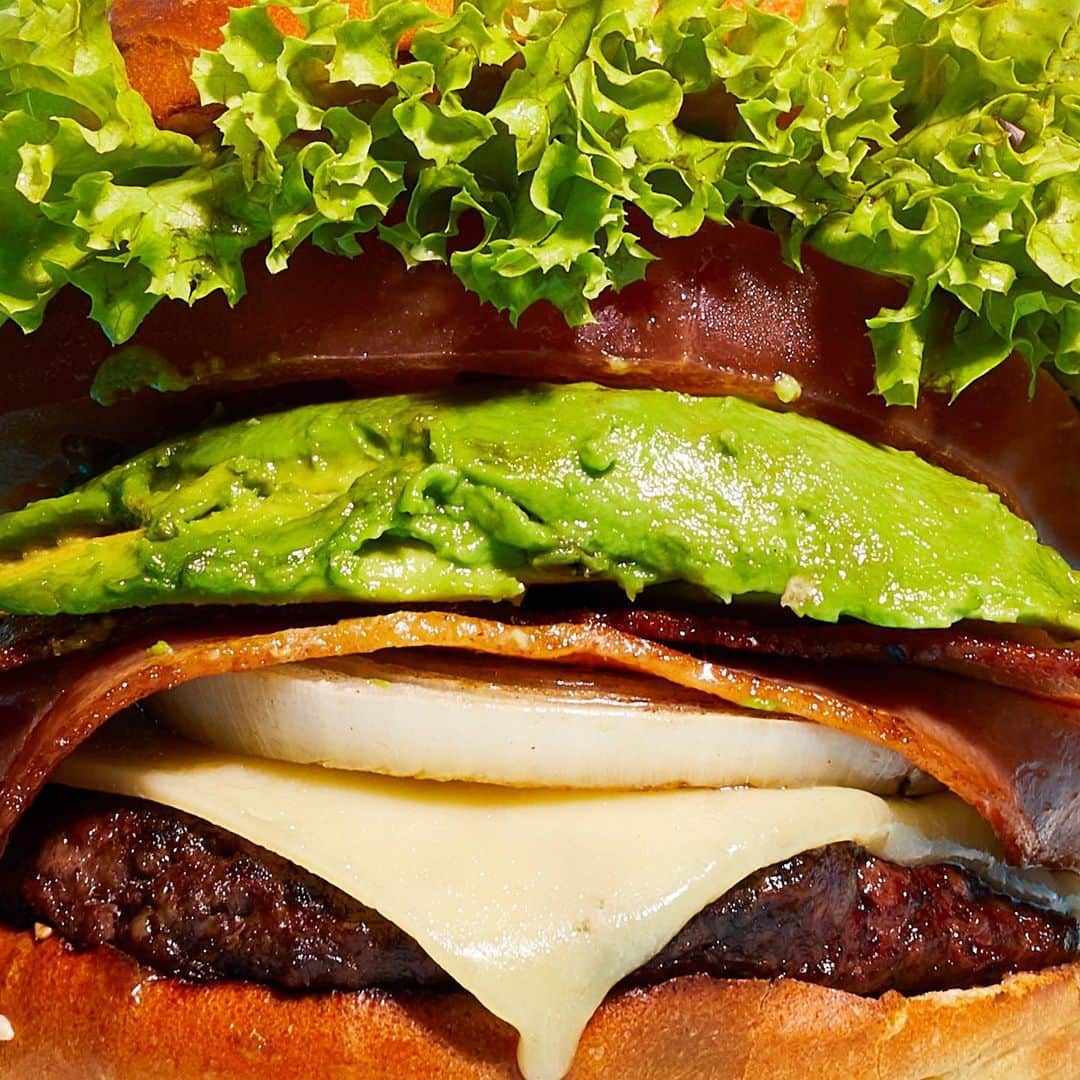 Kua 'Aina UKさんのインスタグラム写真 - (Kua 'Aina UKInstagram)「Named “The Duke” after the Father of Surfing and Olympian, Duke Kahanamoku, this rich Bacon and Avocado Burger is a gold medalist in its own right. Don’t take our word for it, try it for yourself @kuaainauk 🤤  . . . . . . . . #kuaaina #kuainaburger #hawaii #hawaiilife #burger #bestburger #carnabylondon #hawaiianfood #londonsbestfood #londonburger #foodporn #burgersofinstagram」8月25日 2時46分 - kuaainauk